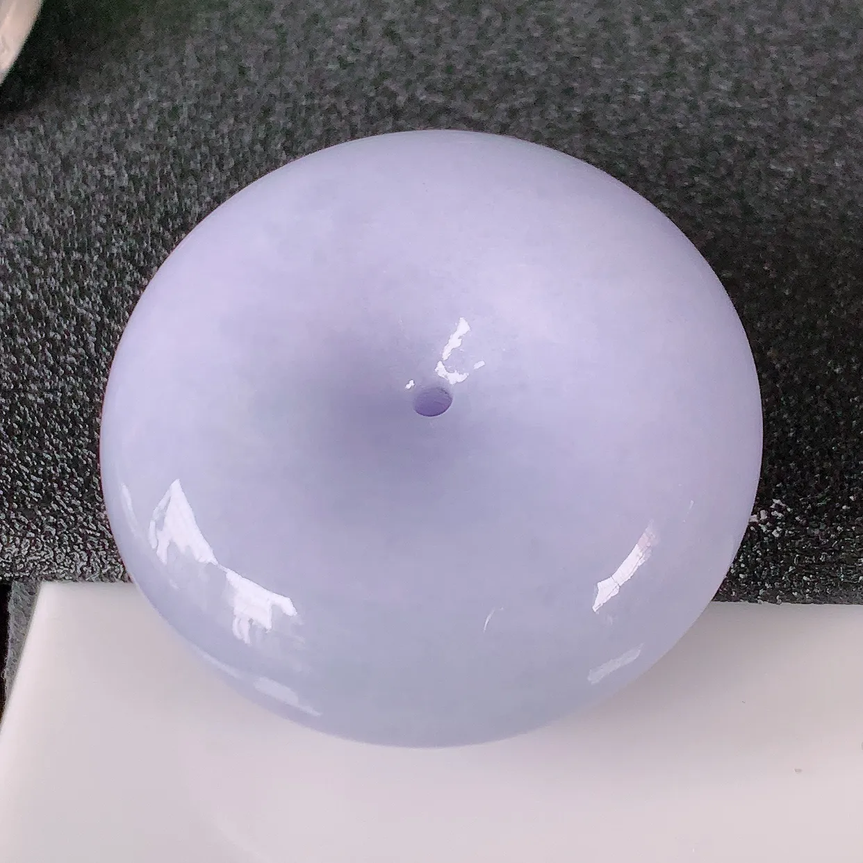 自然光实拍，大件艳丽紫罗兰翡翠平安扣吊坠，形体饱满圆润，平安扣肥嘟嘟的， 平平安安， 种水很好，配戴精美！#05.16