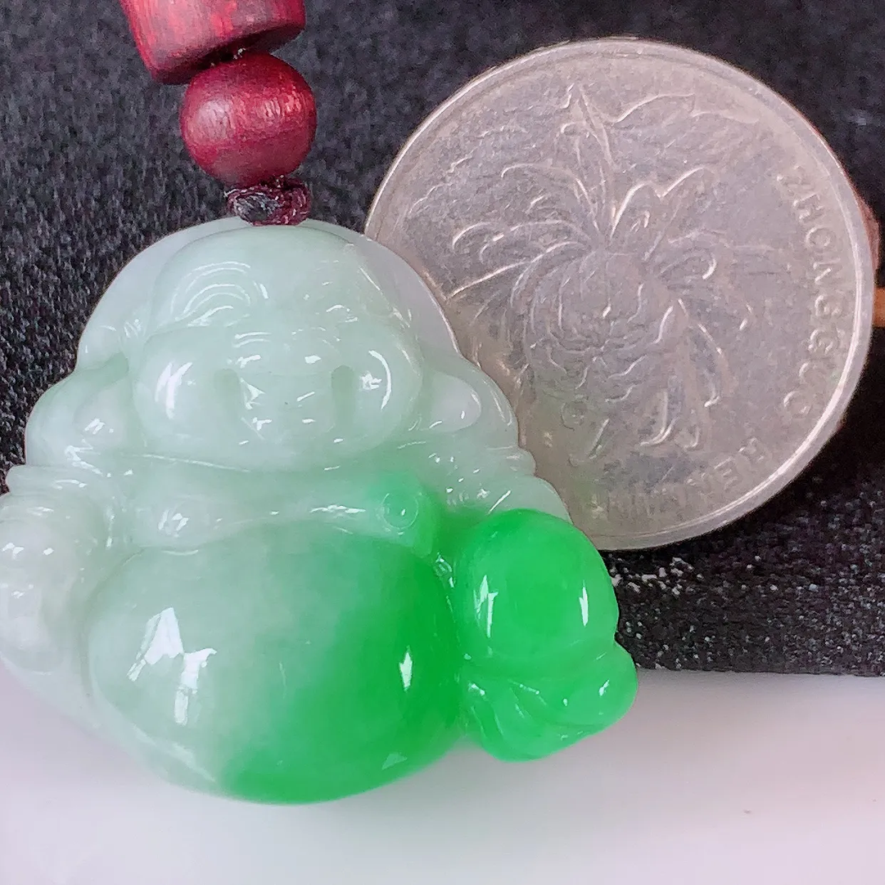 自然光实拍，冰润飘阳绿翡翠佛公吊坠，开心笑佛，种老水足，颜色漂亮， 立体饱满圆润， 佩戴效果赞#46.16