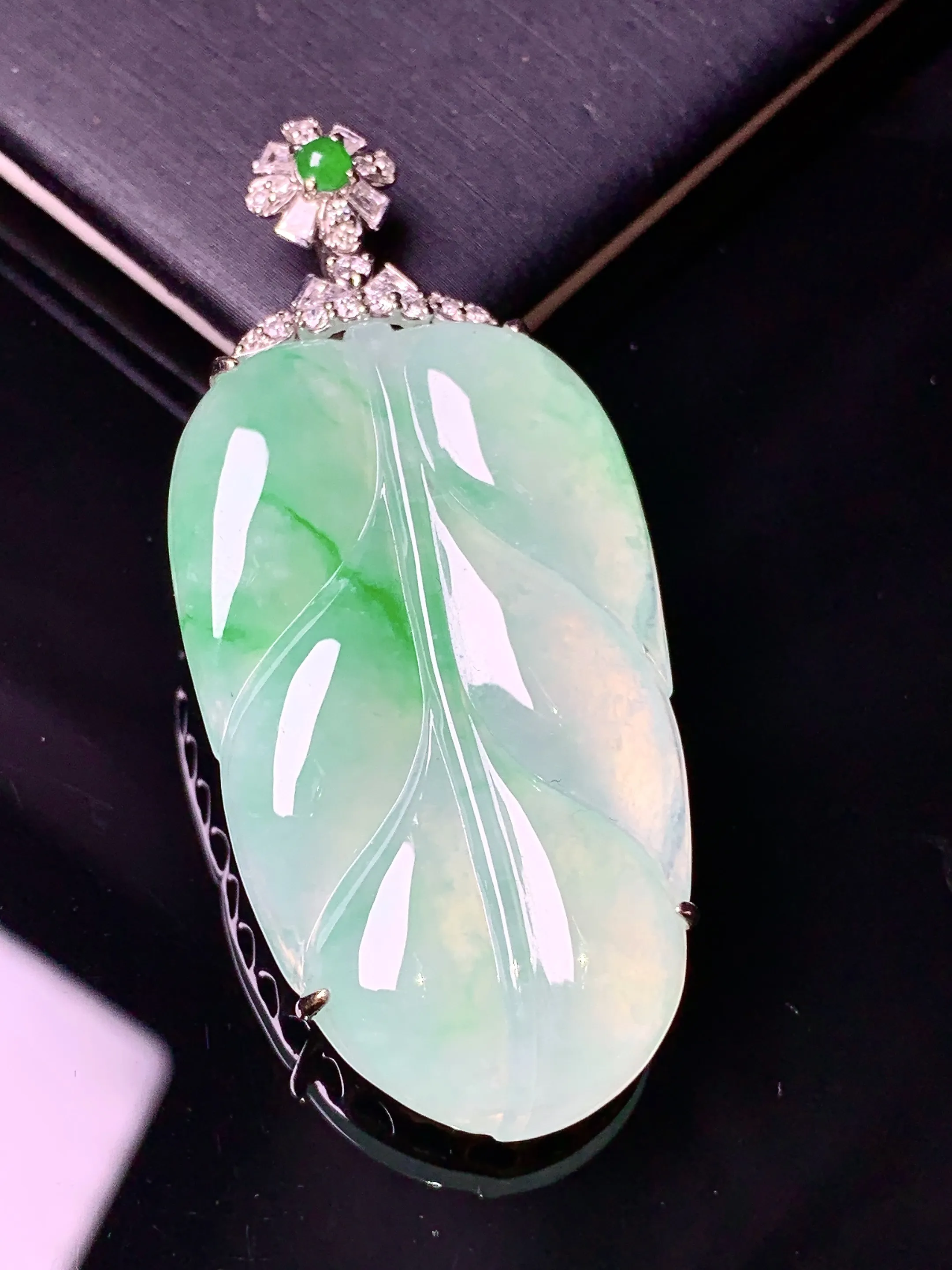 18k金钻镶嵌飘绿树叶吊坠 玉质细腻 色泽清新艳丽 整体尺寸53*23.3*7.3