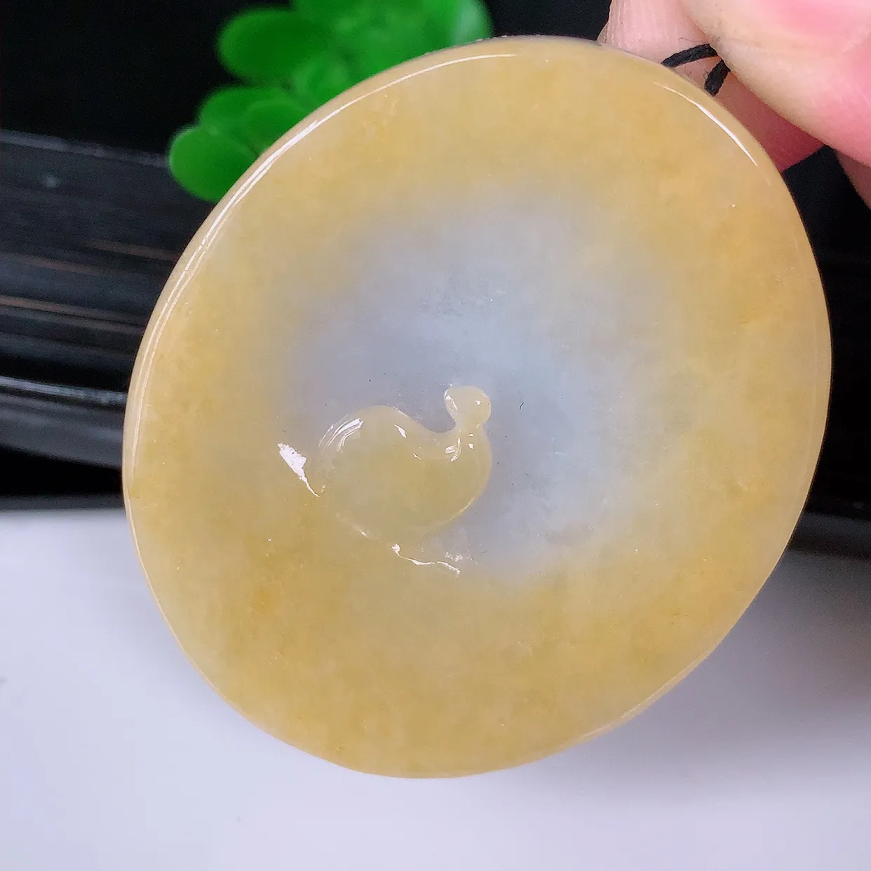 自然光实拍，特色水润黄翡翡翠随形悟道吊坠。悟道寓意“祥和，安宁，吉祥，幸福”，质地相当细腻，意境化设计雕刻，取道法自然、天人合一之意，很有意思的一件精品悟道，推荐入手个性之选。#60.22