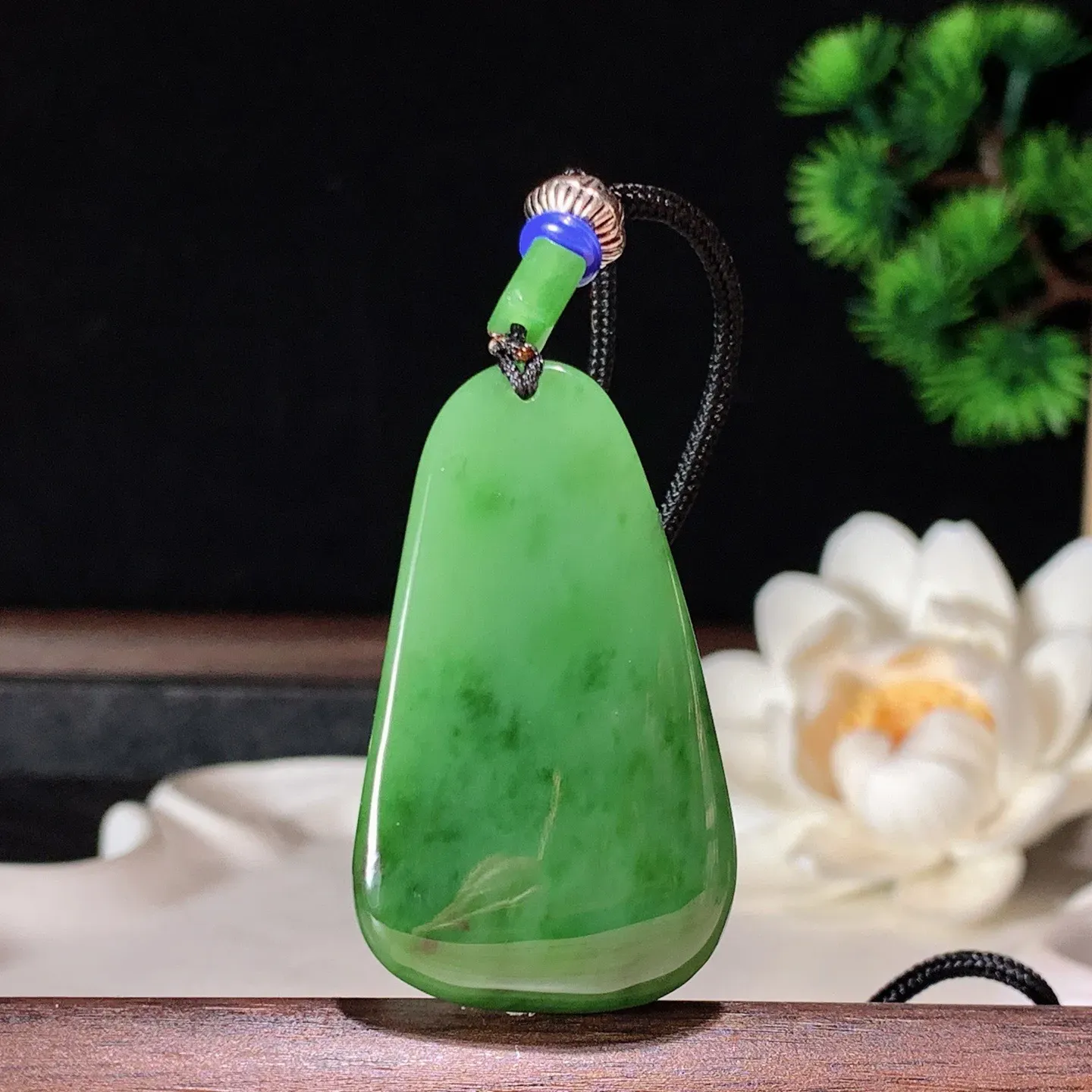 和田玉阳绿俄罗斯碧玉随型挂件 尺寸44/25/8重16克。玉质细腻油润。手推出油。佩戴高端典雅。lt260127