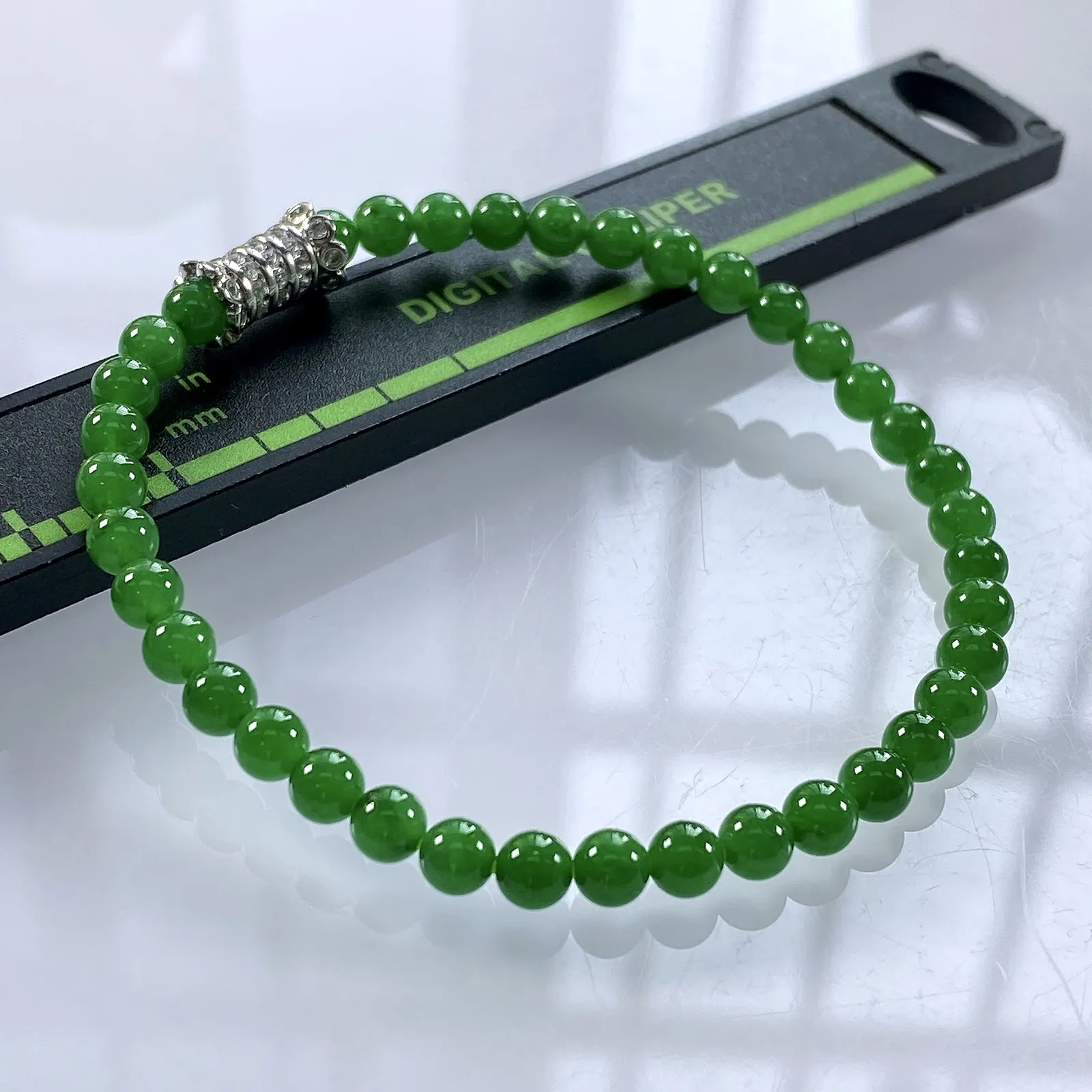 收藏级别，缅甸天然翡翠A货，卡4.4冰种起胶帝王绿小米珠小圆珠手串手链，尺寸：4.4mm/38颗，长度168mm，重量：6.22g