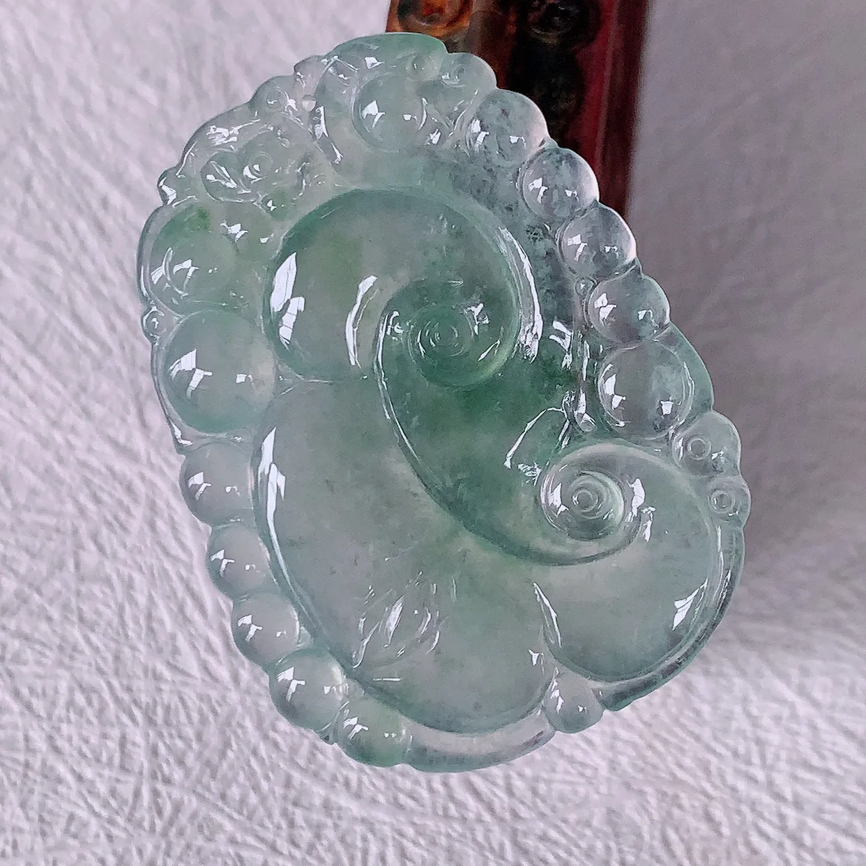 自然光实拍，冰种飘花翡翠如意吊坠，冰透，翠色灵动，饱满，万事如意如意一生，配戴精美！#01.22