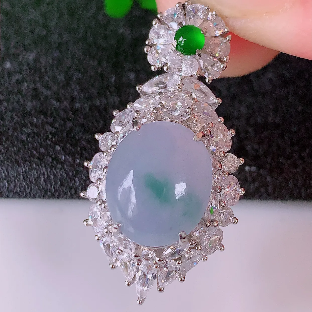 冰透春带彩翡翠蛋面925银镶嵌吊坠，自然光实拍，翠色灵动，颜色漂亮，种老水足，品相佳，佩戴佳品！#97.16整体30.5*16*9.2 裸石11.5*9.6mm