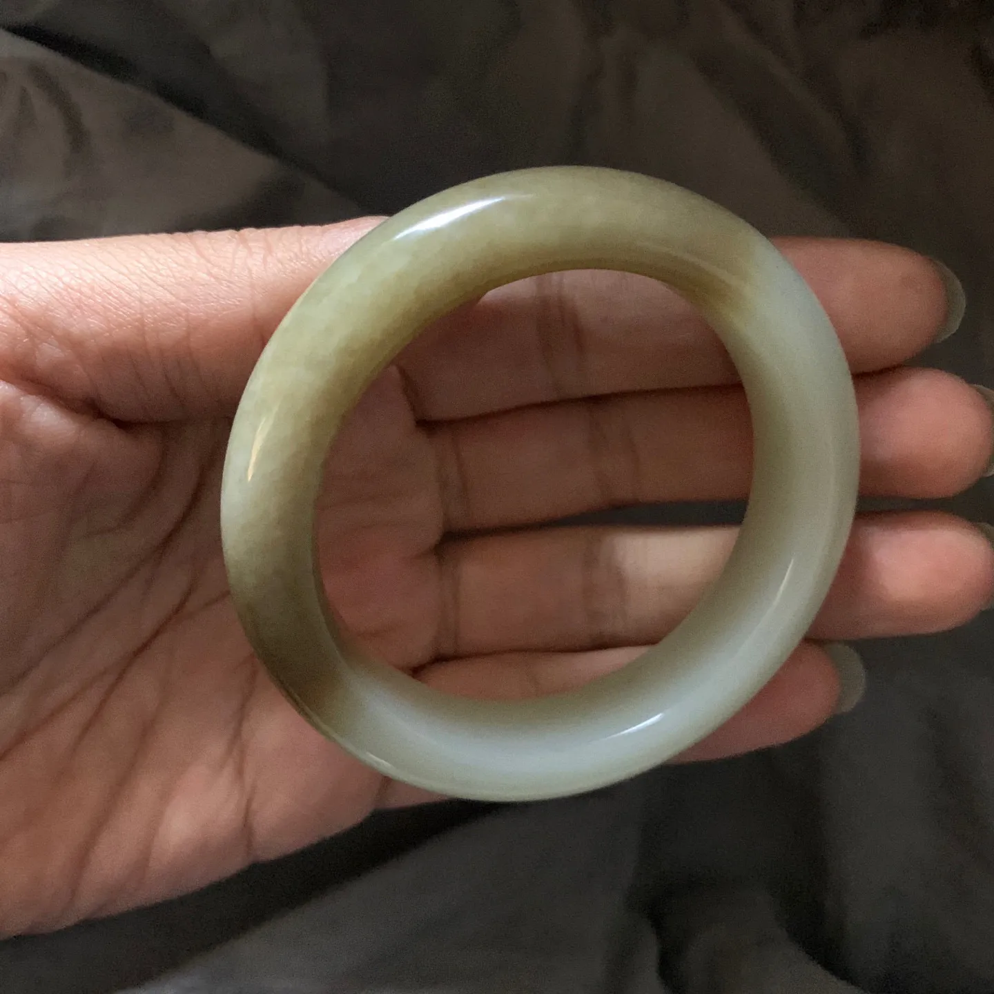 54.5圈口和田玉且末糖料手镯，和田玉54.5圈口手镯，镯型古朴典雅。在诗情画意的雨巷相遇，你是我腕间的一抹风情，有你眸有深情.清风荡漾湖间静水，我愿俯身低眉，在烟波涟漪处寻