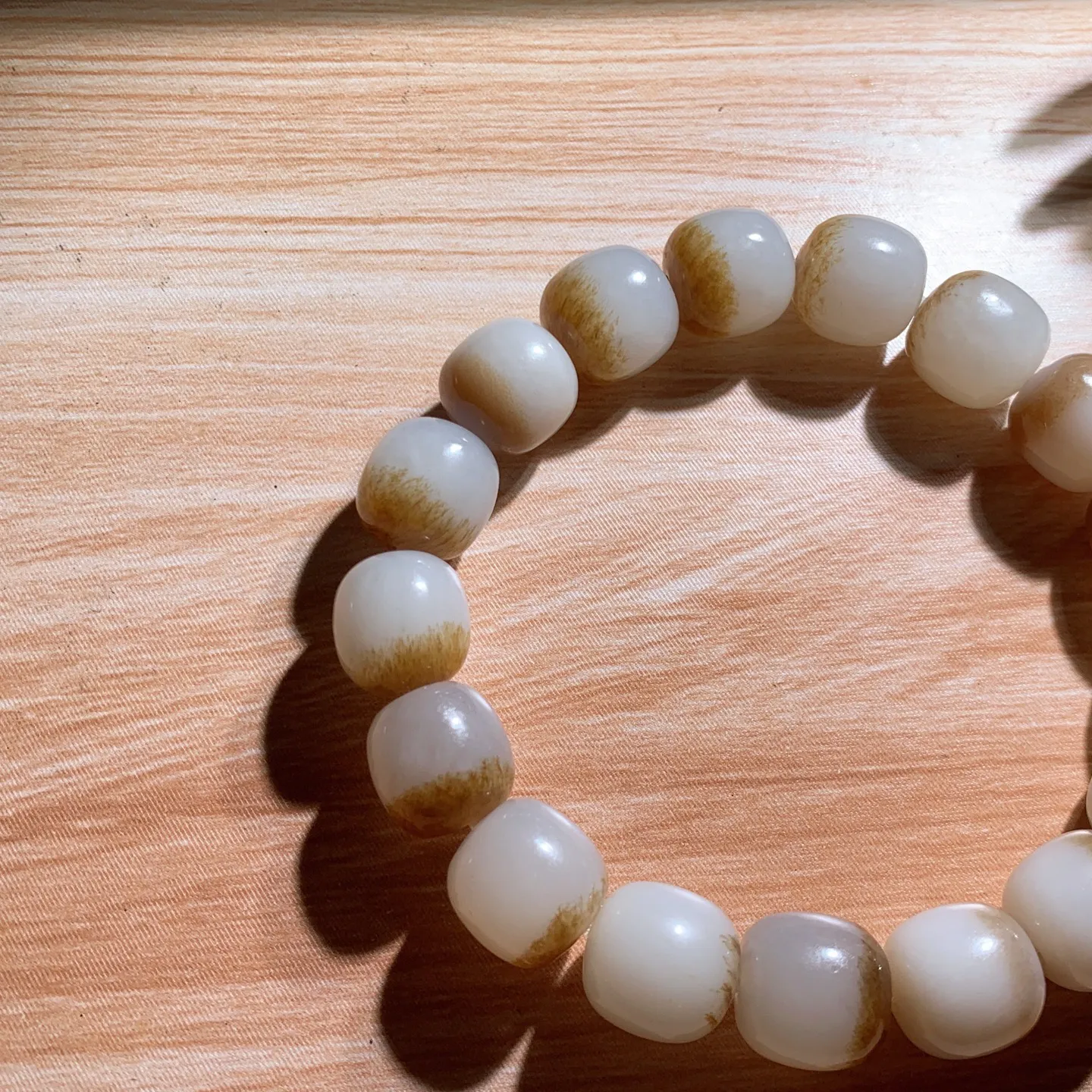 新疆和田玉且末糖老型珠手串 单颗尺寸12！玉质细腻油润。手推出油。佩戴高端典雅。lt260126