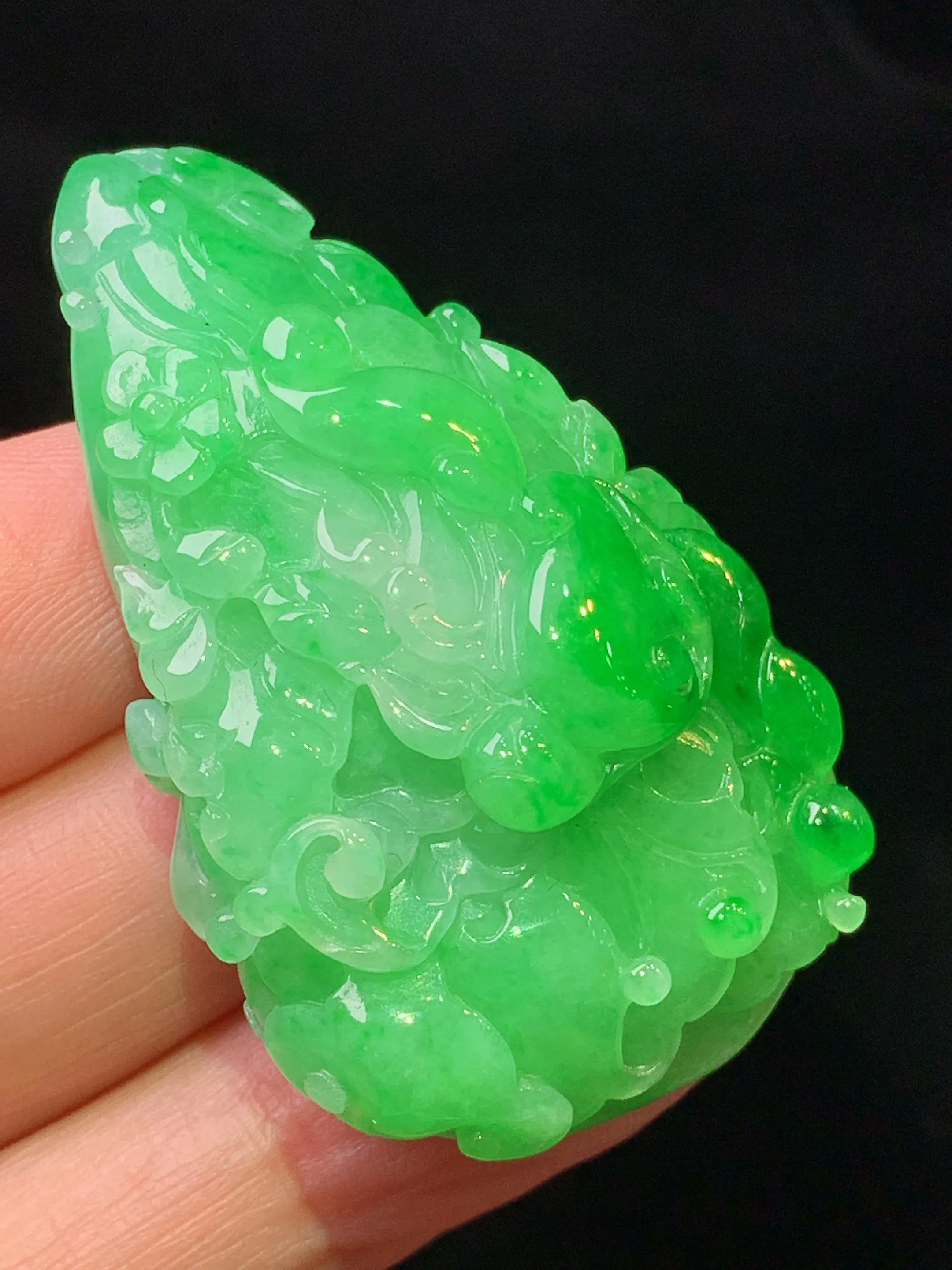 翠绿白菜吊坠 玉质细腻 色泽清新艳丽 整体尺寸47.5*28.5*13.5