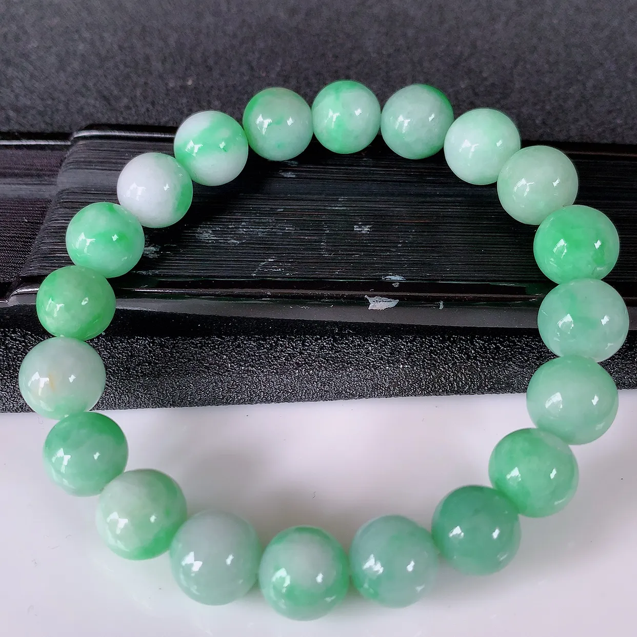 自然光实拍，冰润飘绿翡翠手串手链，种老水足，冰清玉润   颜色漂亮  #46.16取一尺寸9.5