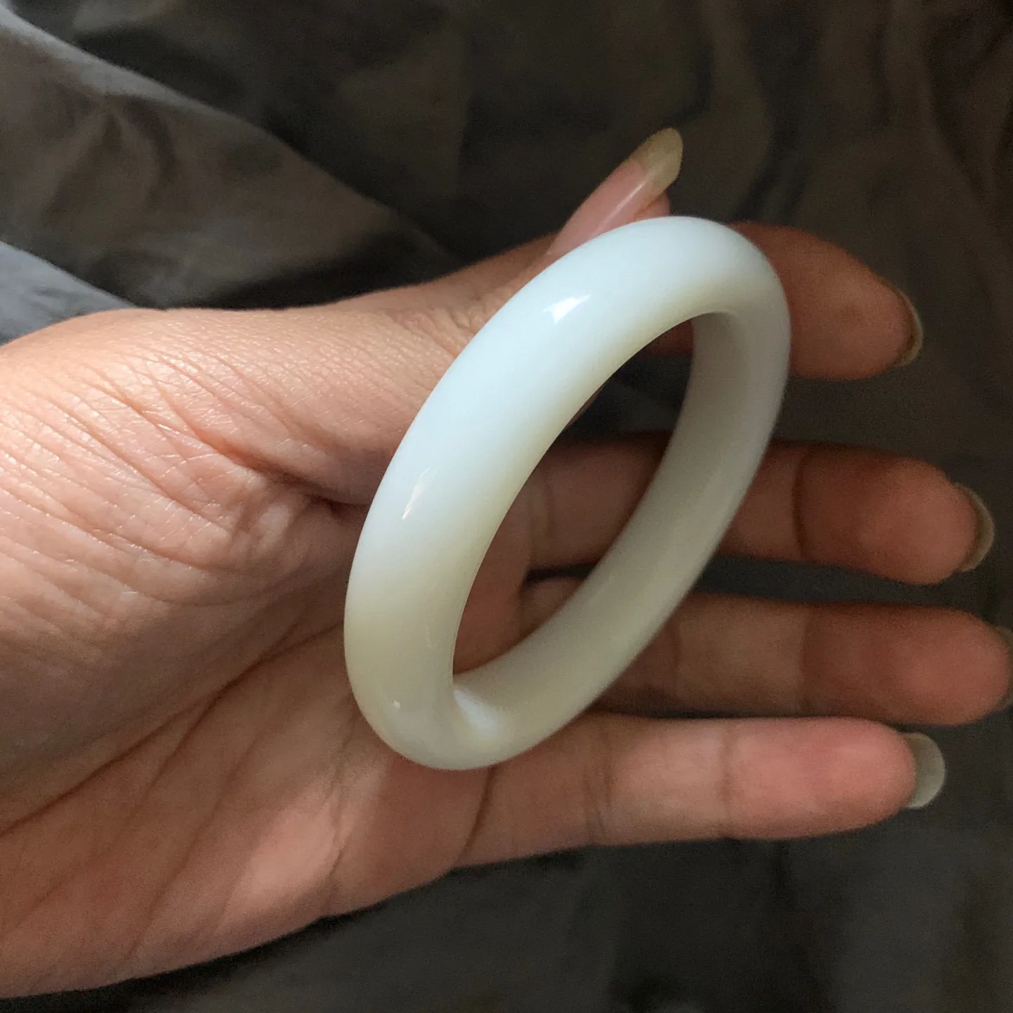 53.3圈口和田玉羊脂白手镯，和田玉53.3圈口手镯，镯型古朴典雅。在诗情画意的雨巷相遇，你是我腕间