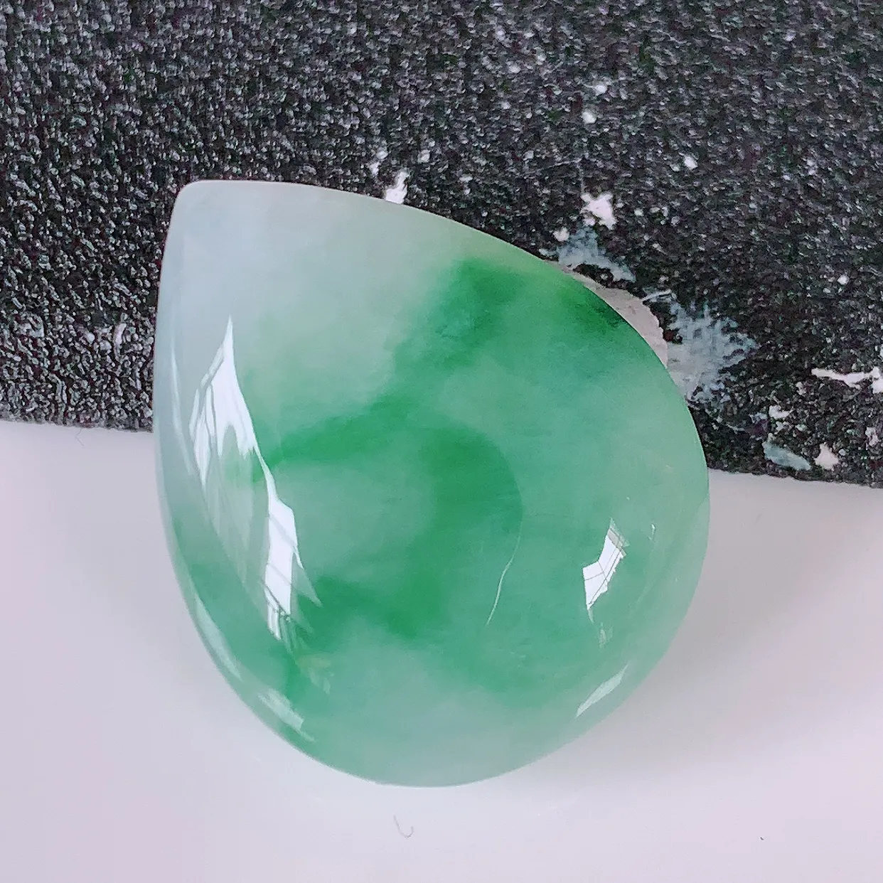 自然光实拍，冰飘花翡翠水滴戒面，蛋面，翠色灵动，玉质细腻，颜色漂亮，品相佳， 镶嵌更靓， 佩戴佳品！#94.16