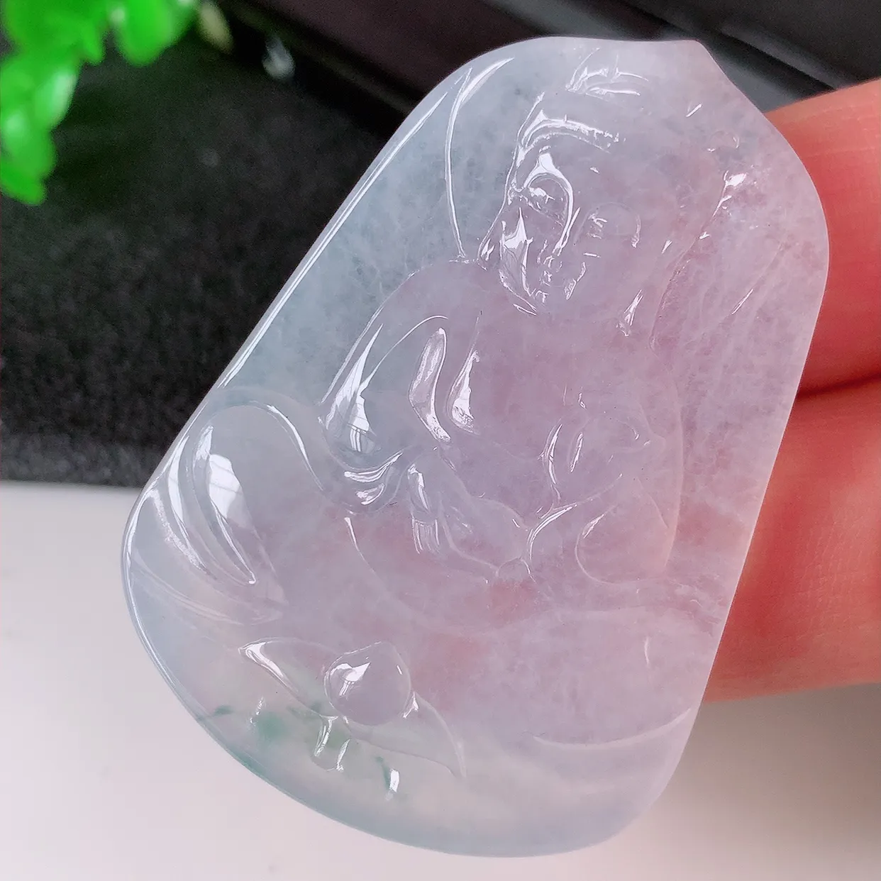 自然光实拍，冰种飘花翡翠观音菩萨吊坠，赐福观音，玉润通透， 慈祥端庄！#94.16