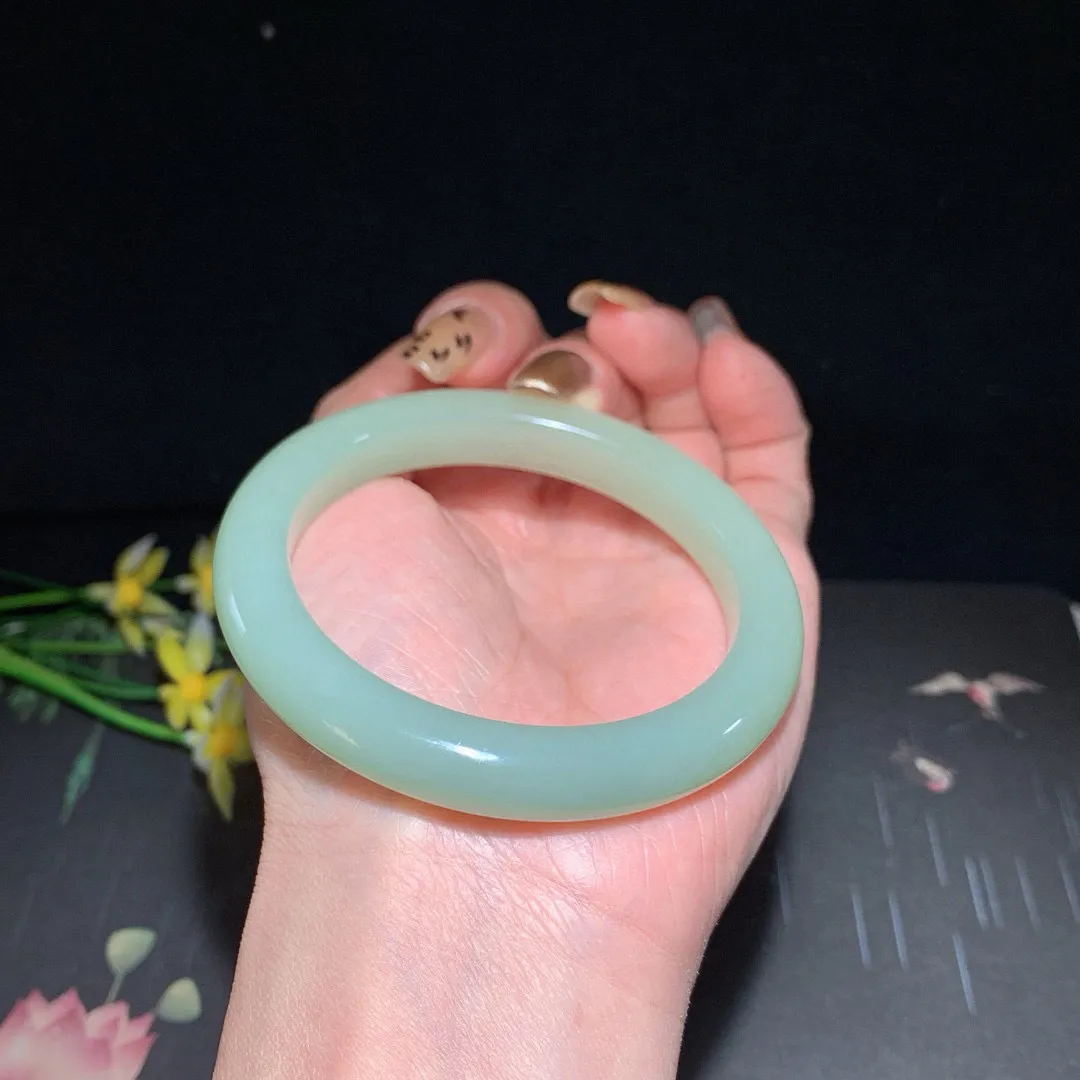 和田玉55.8圈口且末蓝手镯！玉质细腻油润 底色纯净 无裂无杂 脂粉好，品质高。