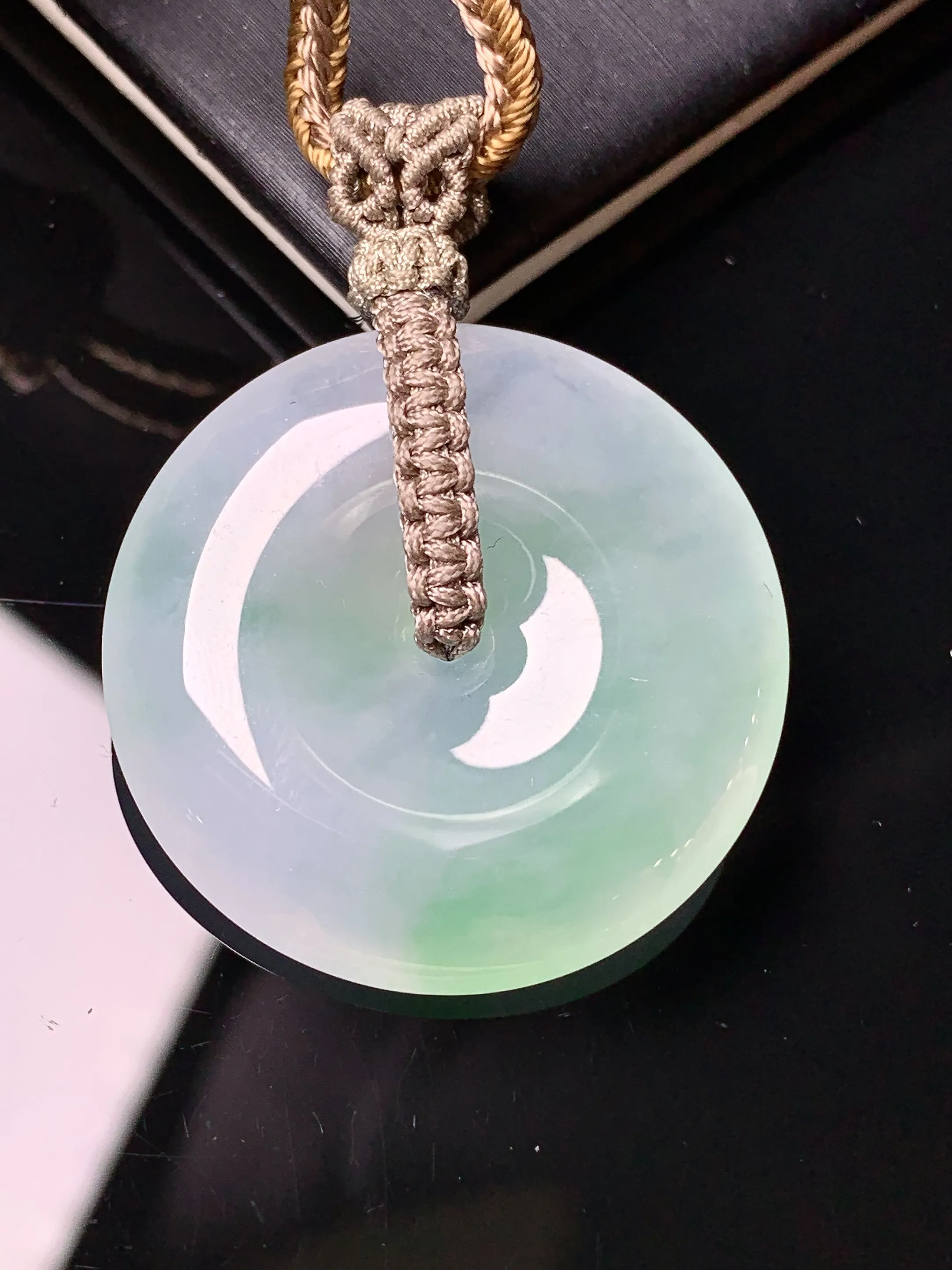 飘绿平安扣吊坠 玉质细腻 色泽清新艳丽 整体尺寸29.6*5.6