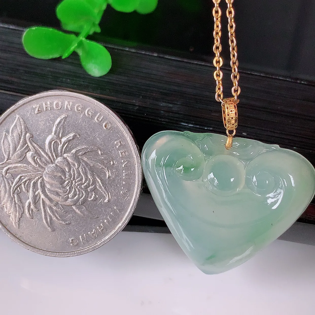 18k金镶嵌冰种飘花翡翠爱心如意吊坠，款式新颖，佩戴效果时尚出众， 尽显气质，水润精细，美感十足。#1.22整体26.5-裸石尺寸25.5*21.5*5.2