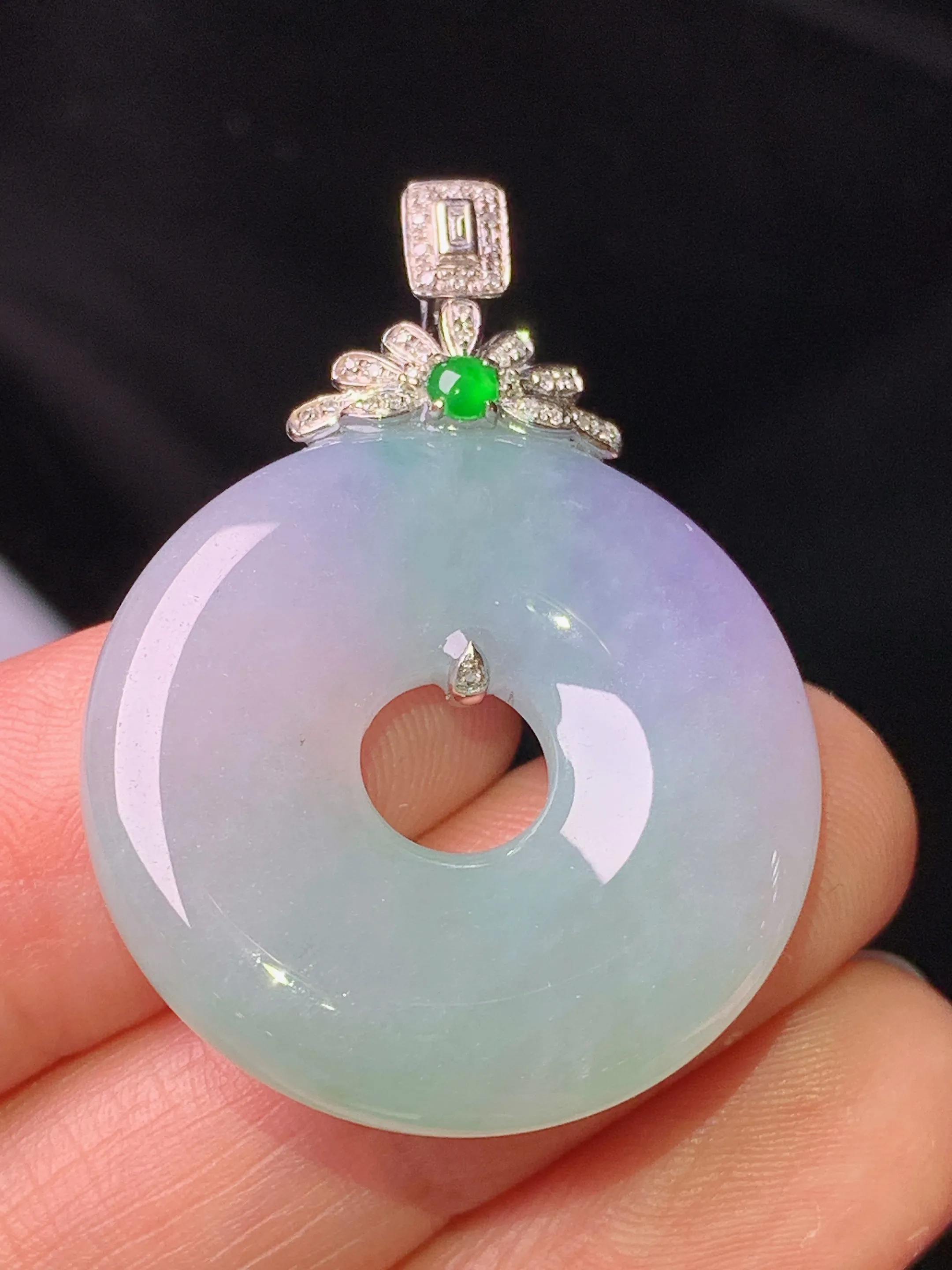 18k金钻镶嵌淡春彩平安环吊坠 玉质细腻 色泽清新艳丽 整体尺寸37.5*27*5.7