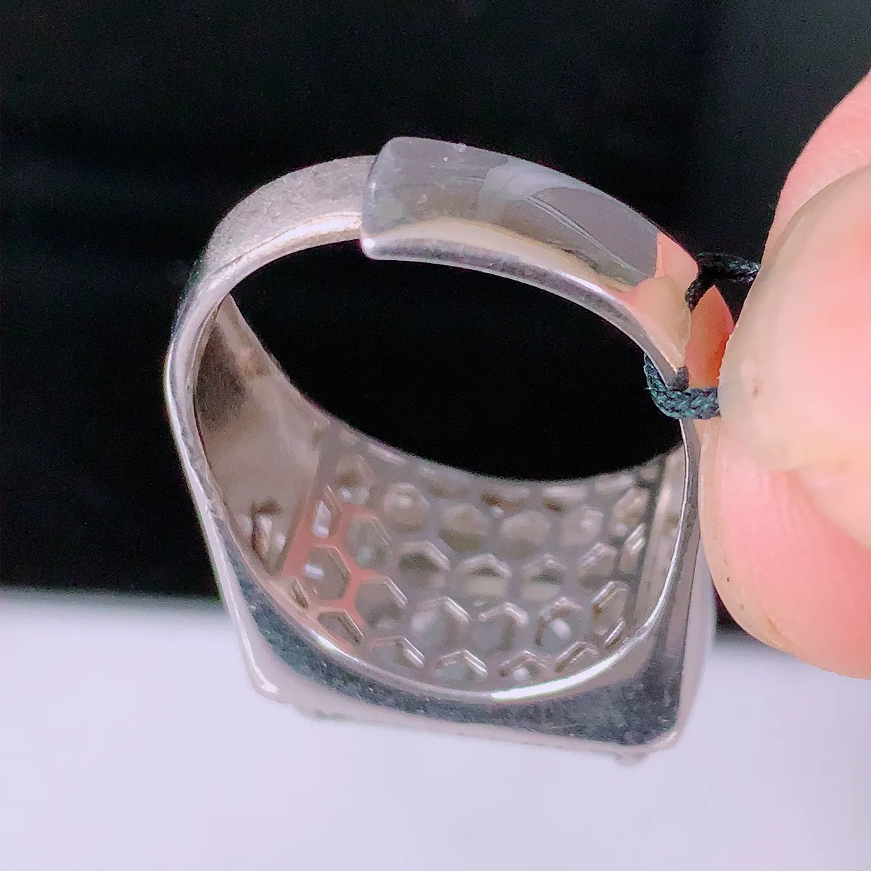 冰透满绿翡翠925银镶嵌马鞍戒指，自然光实拍，翠色灵动，颜色漂亮，种老水足，品相佳，佩戴佳品！#97.22（圈口可调大小）整体30*19.5*6.5 *裸石15.8*9