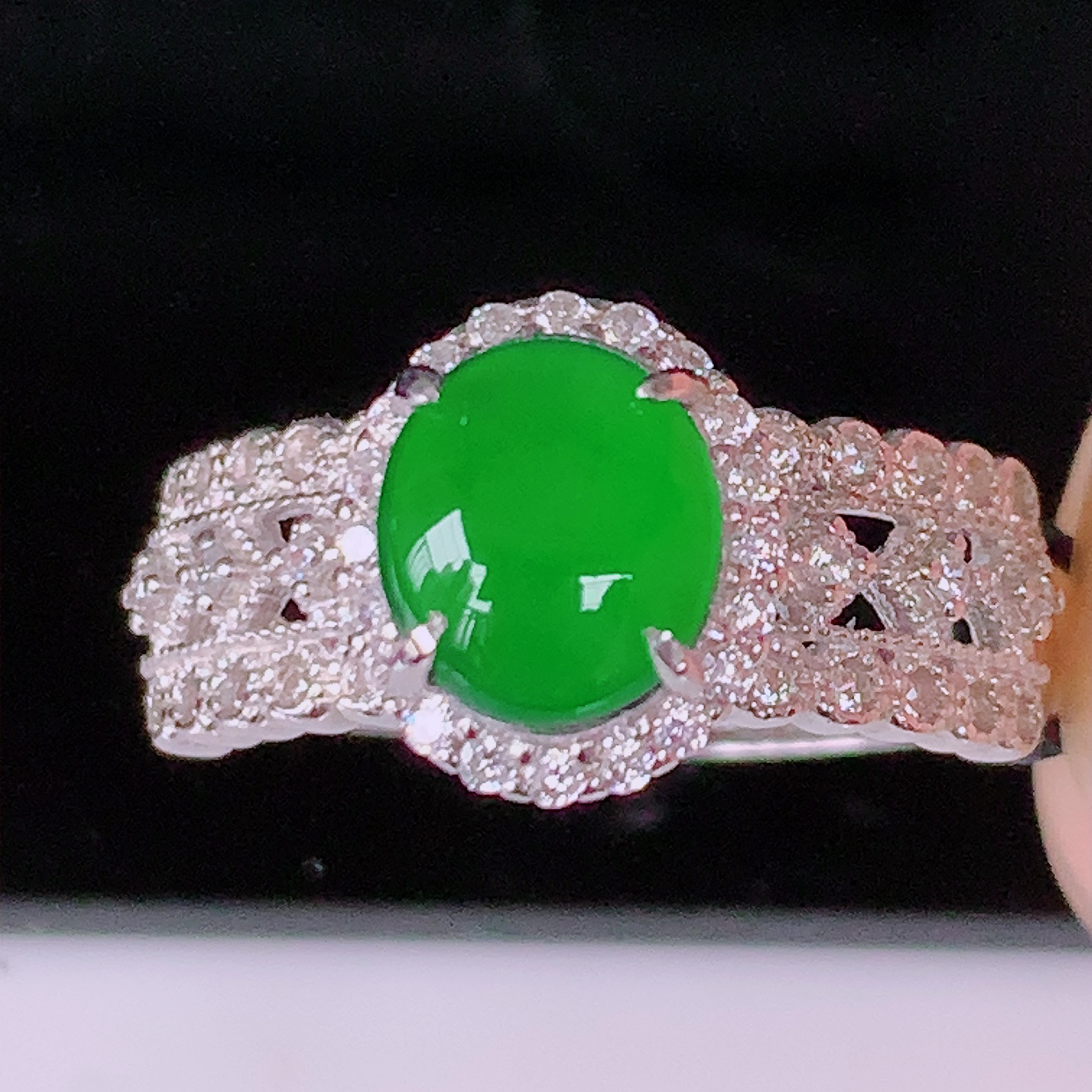 冰透满绿翡翠925银镶嵌戒指，自然光实拍，翠色灵动，颜色漂亮，种老水足，品相 佳，佩戴佳品！#97.22（圈口可调大小）整体25*17.8*6.6裸石8*6.6