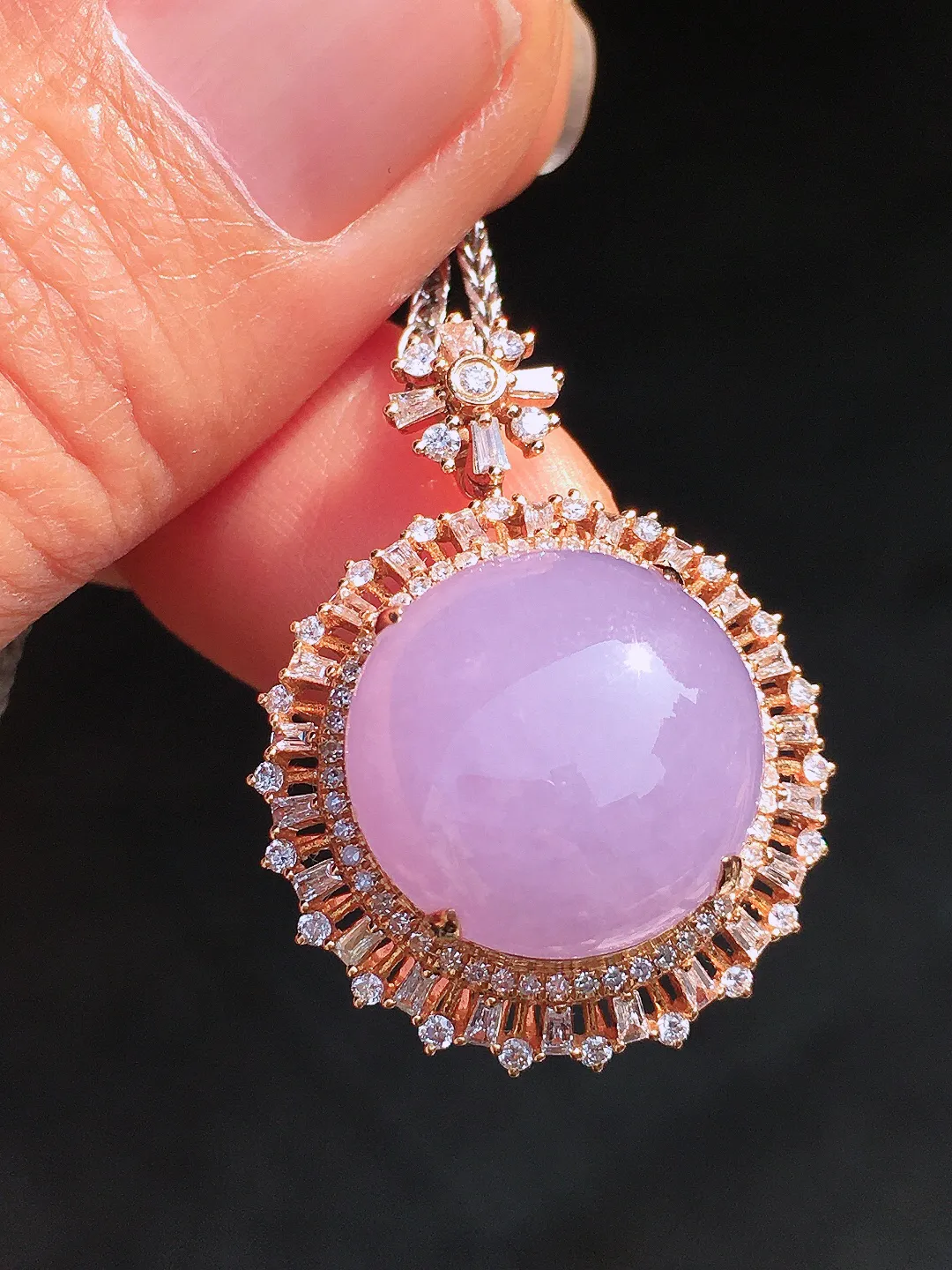 紫罗兰蛋面吊坠，色泽均匀艳丽，玉质细腻，荧光感超
强，饱满圆润，尽显优雅气质，18k
金豪华镶嵌