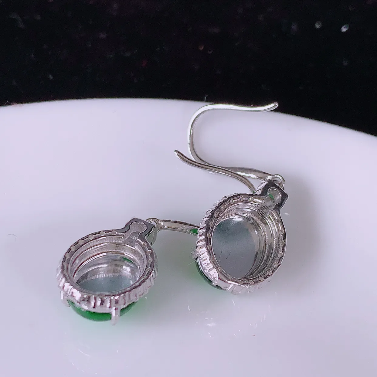 冰透满绿翡翠925银镶嵌耳坠，自然光实拍，翠色灵动，颜色漂亮，种老水足，品相佳，佩戴佳品！#97.16整体29*10.5*5.8 裸石9.6*7.8