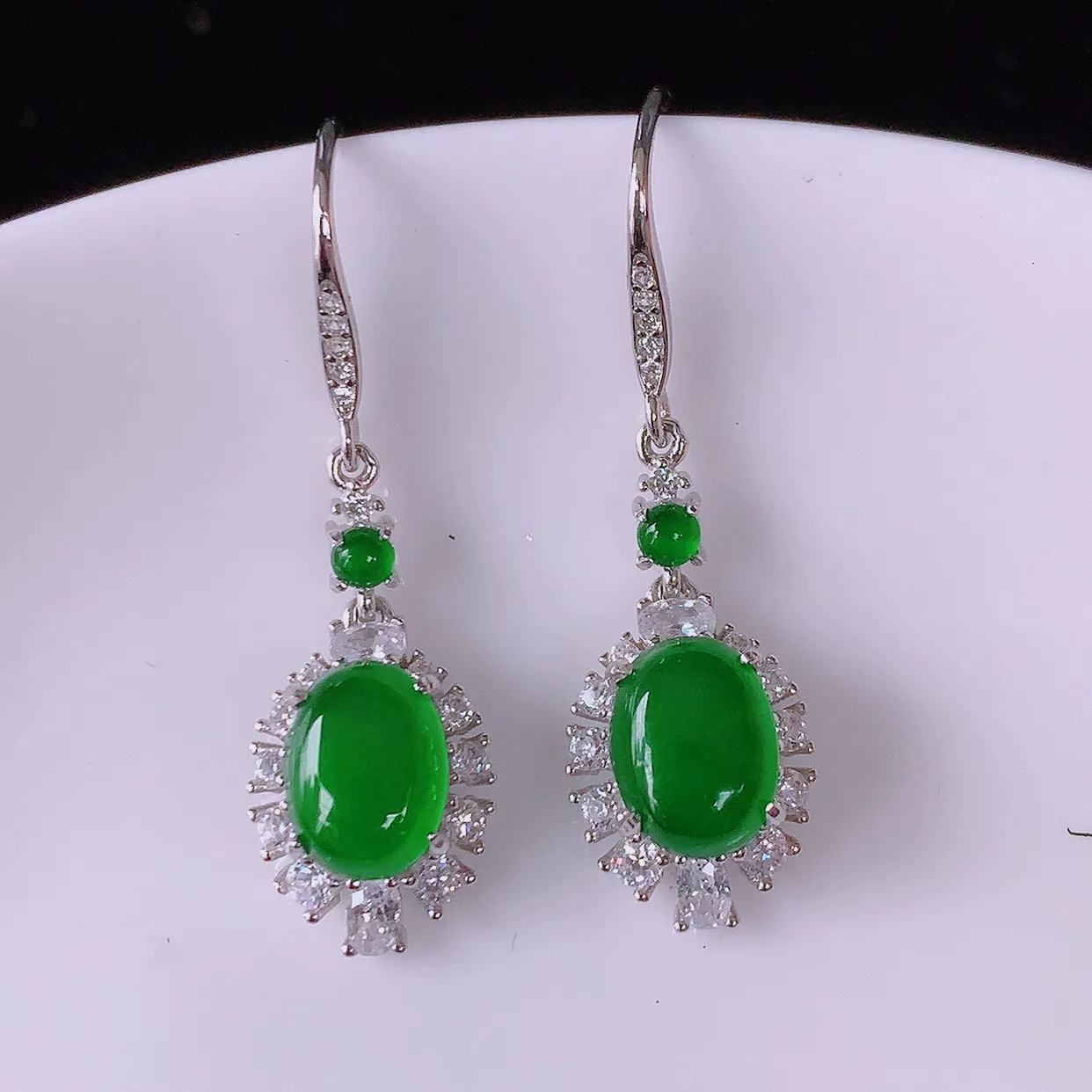 冰透满绿翡翠925银镶嵌耳坠，自然光实拍，翠色灵动，颜色漂亮，种老水足，品相佳，佩戴佳品！#97.22整体32*9.5*5.8 裸石8* 6