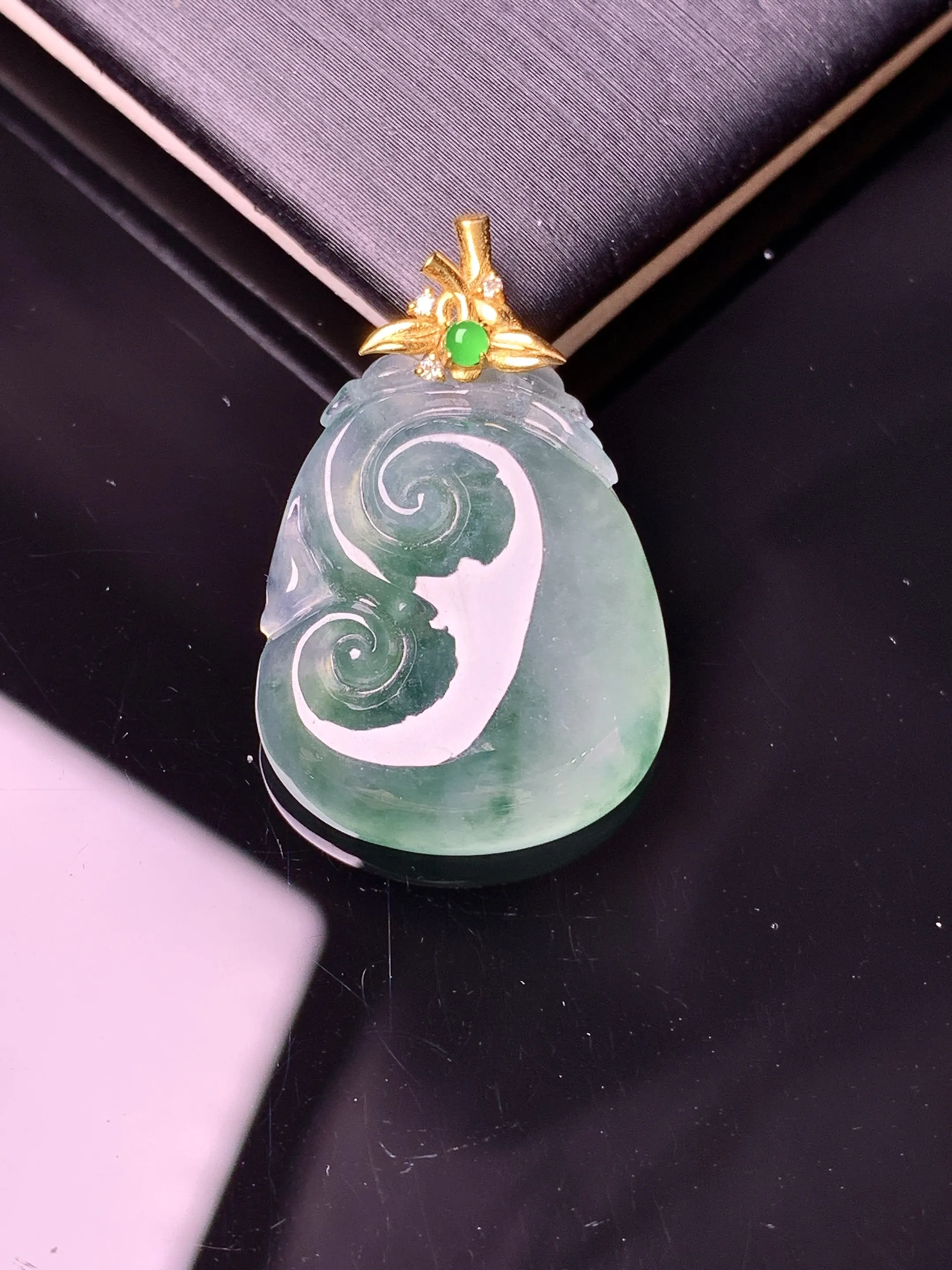 18k金镶嵌冰种如意吊坠 玉质细腻 色泽清新艳丽 整体尺寸27.3*17.4*5.2