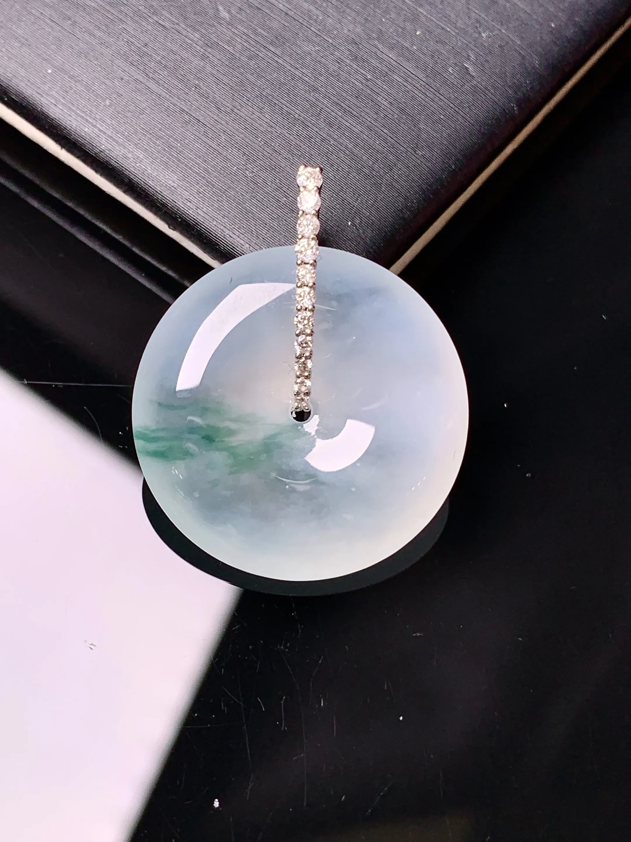 18k金钻镶嵌飘绿平安扣吊坠 玉质细腻 色泽清新艳丽 整体尺寸27.7*22.6*5.5