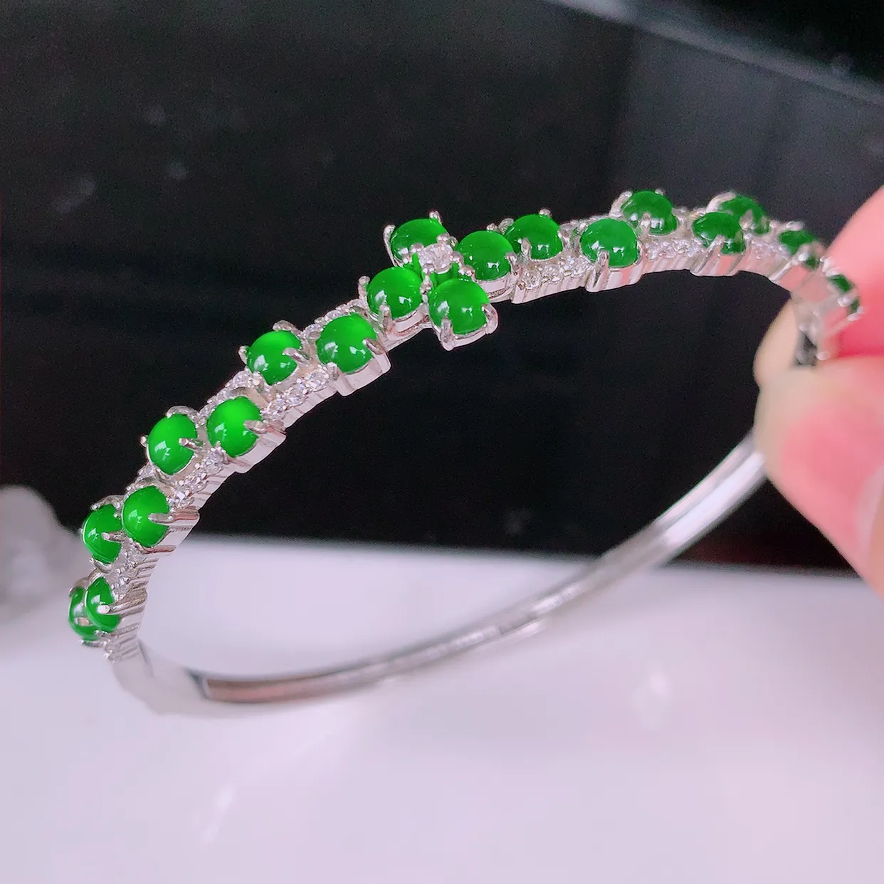 59-60圈口，冰透满绿翡翠925银镶嵌手镯，自然光实拍，翠色灵动，颜色漂亮，种老水足，品相佳，佩戴佳品！#97.22（圈口可调大小）整体59.5*49* 10-5.5