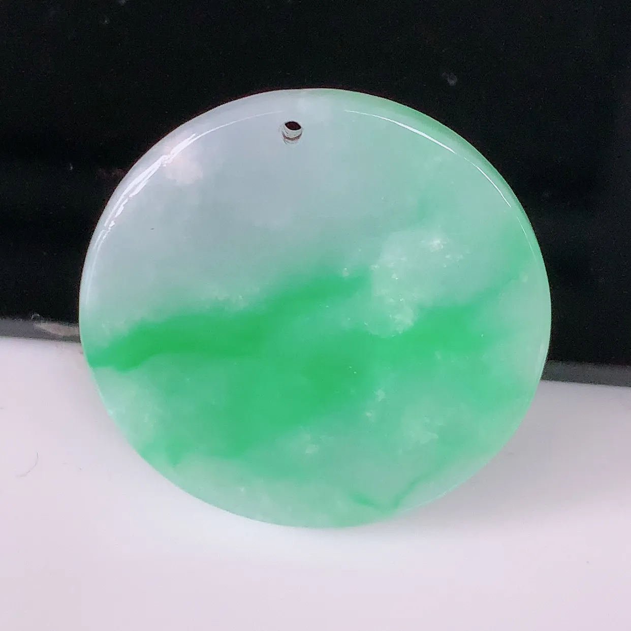 自然光实拍，水润飘绿翡翠平安无事牌吊坠，平平安安，无事牌翠色灵动， 佩戴平安时尚！#57.22