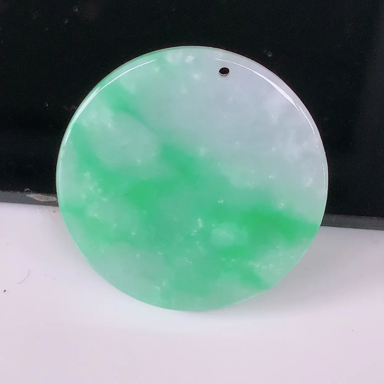 自然光实拍，水润飘绿翡翠平安无事牌吊坠，平平安安，无事牌翠色灵动， 佩戴平安时尚！#57.22