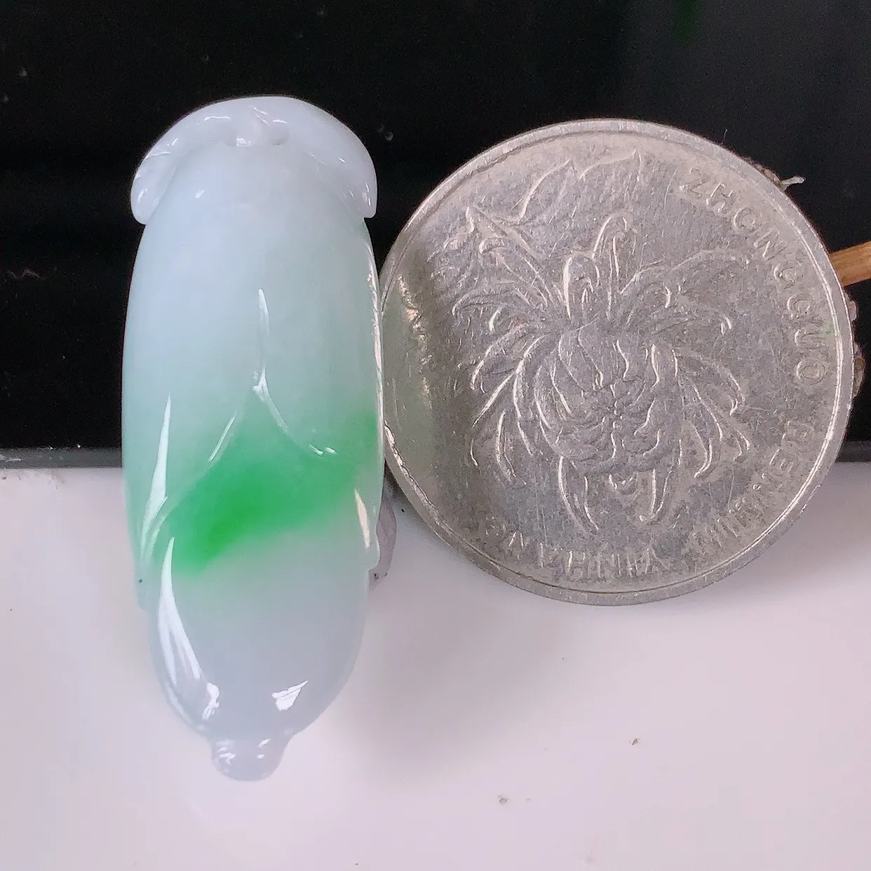 自然光实拍，冰润飘绿翡翠玉兰花吊坠，种老水足，雕工精湛 ， 寓意美好， 佩戴时尚出众！#57.22