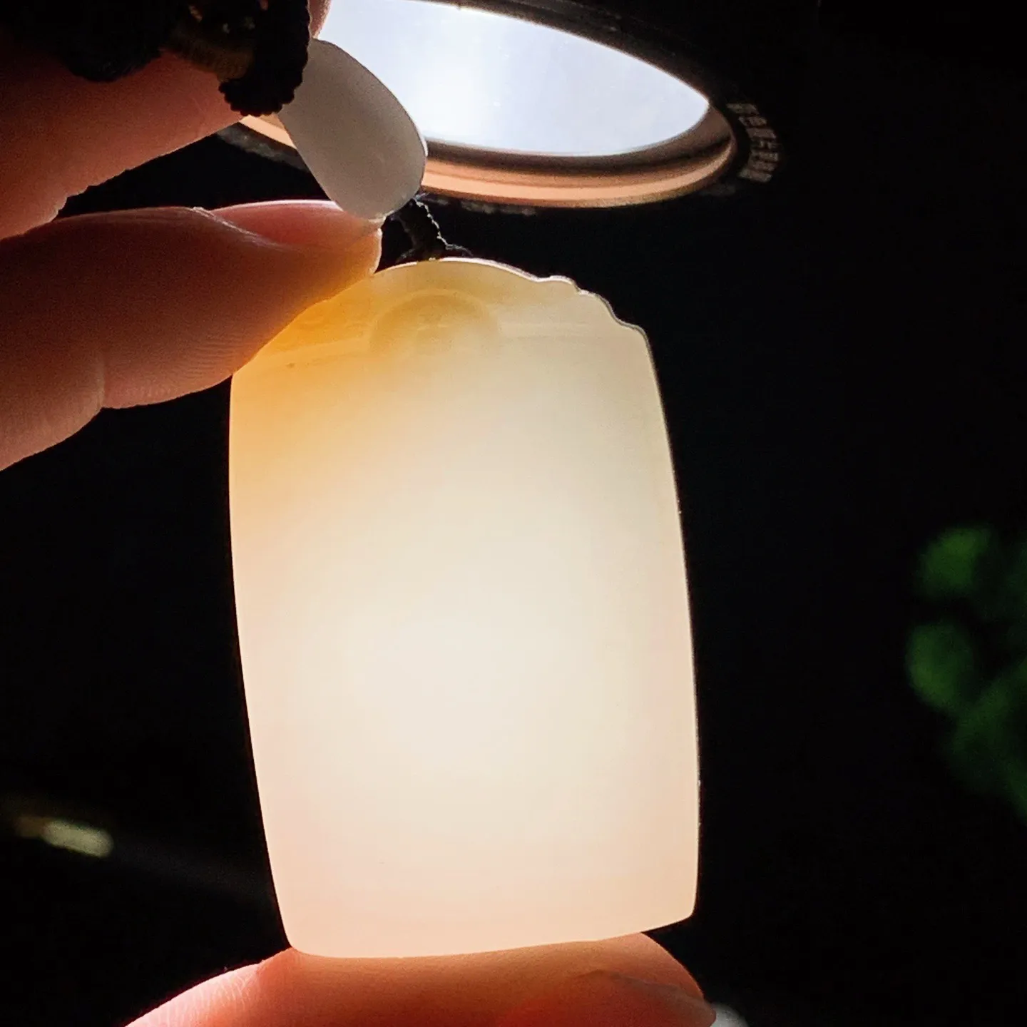 和田玉羊脂白糖料平安无事牌挂件 尺寸47/30/12重48.5克。玉质细腻油润。手推出油。佩戴高端典雅。lt260127