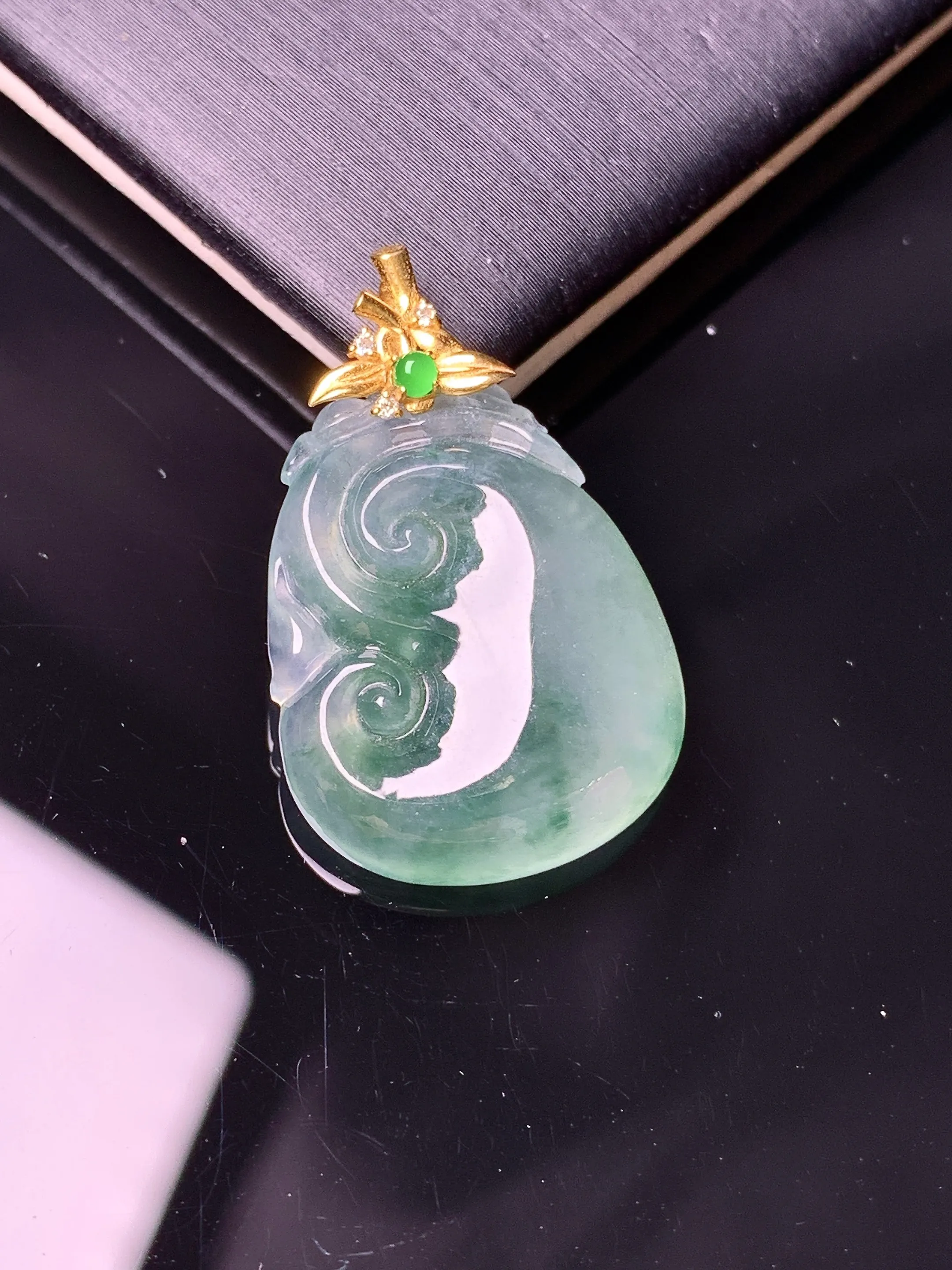 18k金镶嵌冰种如意吊坠 玉质细腻 色泽清新艳丽 整体尺寸27.3*17.4*5.2