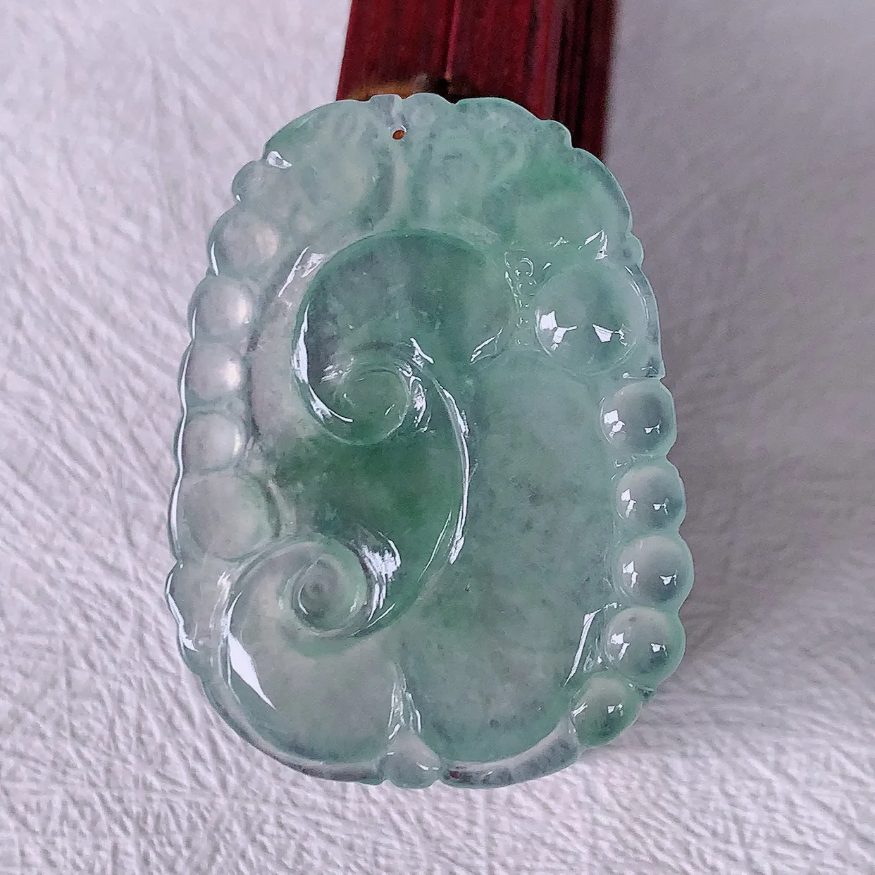 自然光实拍，冰种飘花翡翠如意吊坠，冰透，翠色灵动，饱满，万事如意如意一生，配戴精美！#01.22