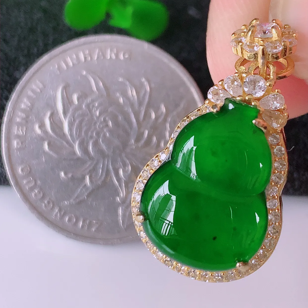 冰透满绿翡翠925银镶嵌葫芦吊坠，自然光实拍，翠色灵动，颜色漂亮，种老水足，品相佳，佩戴佳品！#97.16整体26.5*15*9.6 裸石 16*12