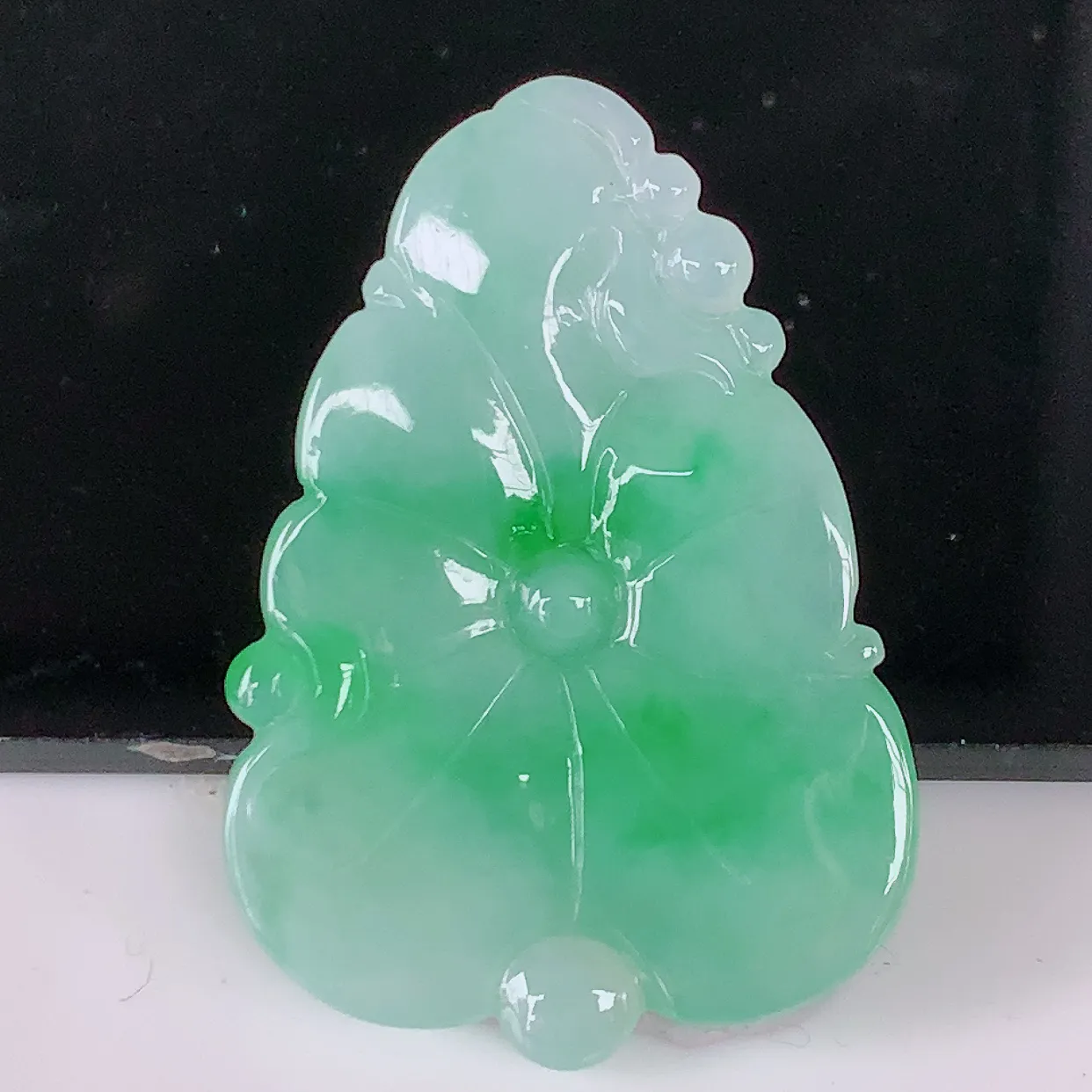 自然光实拍，冰润飘绿翡翠荷叶鱼、和和美美玉坠，财源广进，自然隐逸、荷本是素不着尘之物， 有和美之寓意。#05.22