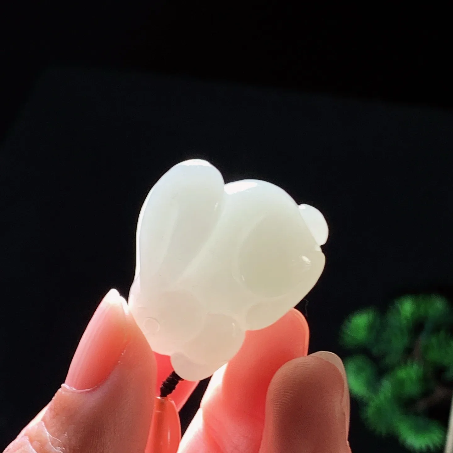 和田玉白玉前途无量兔子挂件 尺寸29/18/25重22.5克。玉质细腻油润。手推出油。佩戴高端典雅。lt260127