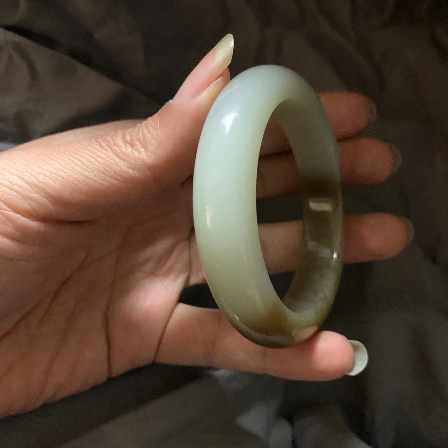 54.5圈口和田玉且末糖料手镯，和田玉54.5圈口手镯，镯型古朴典雅。在诗情画意的雨巷相遇，你是我腕