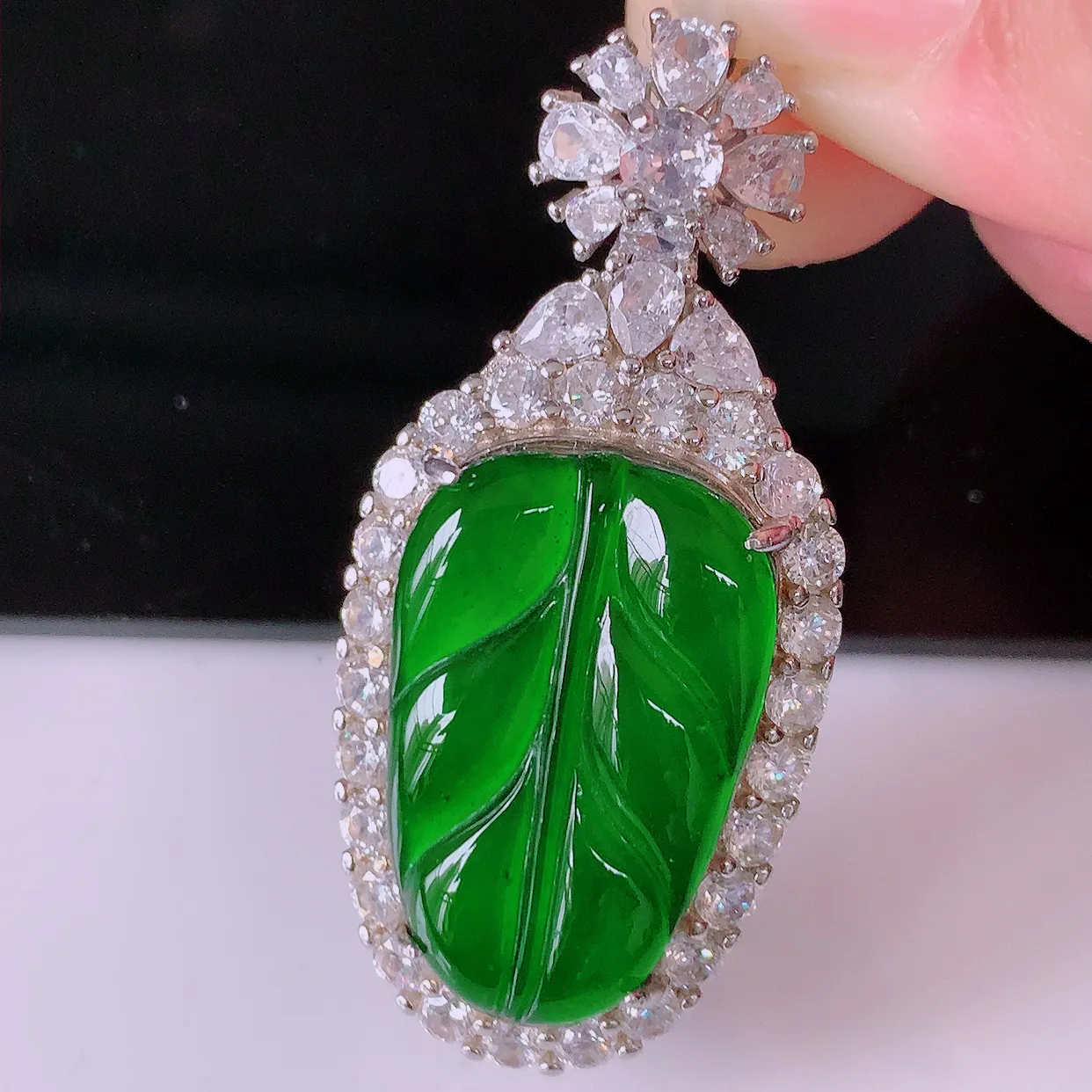 冰透满绿翡翠925银镶嵌叶子吊坠，自然光实拍，翠色灵动，颜色漂亮，种老水足，品相佳，佩戴佳品！#97