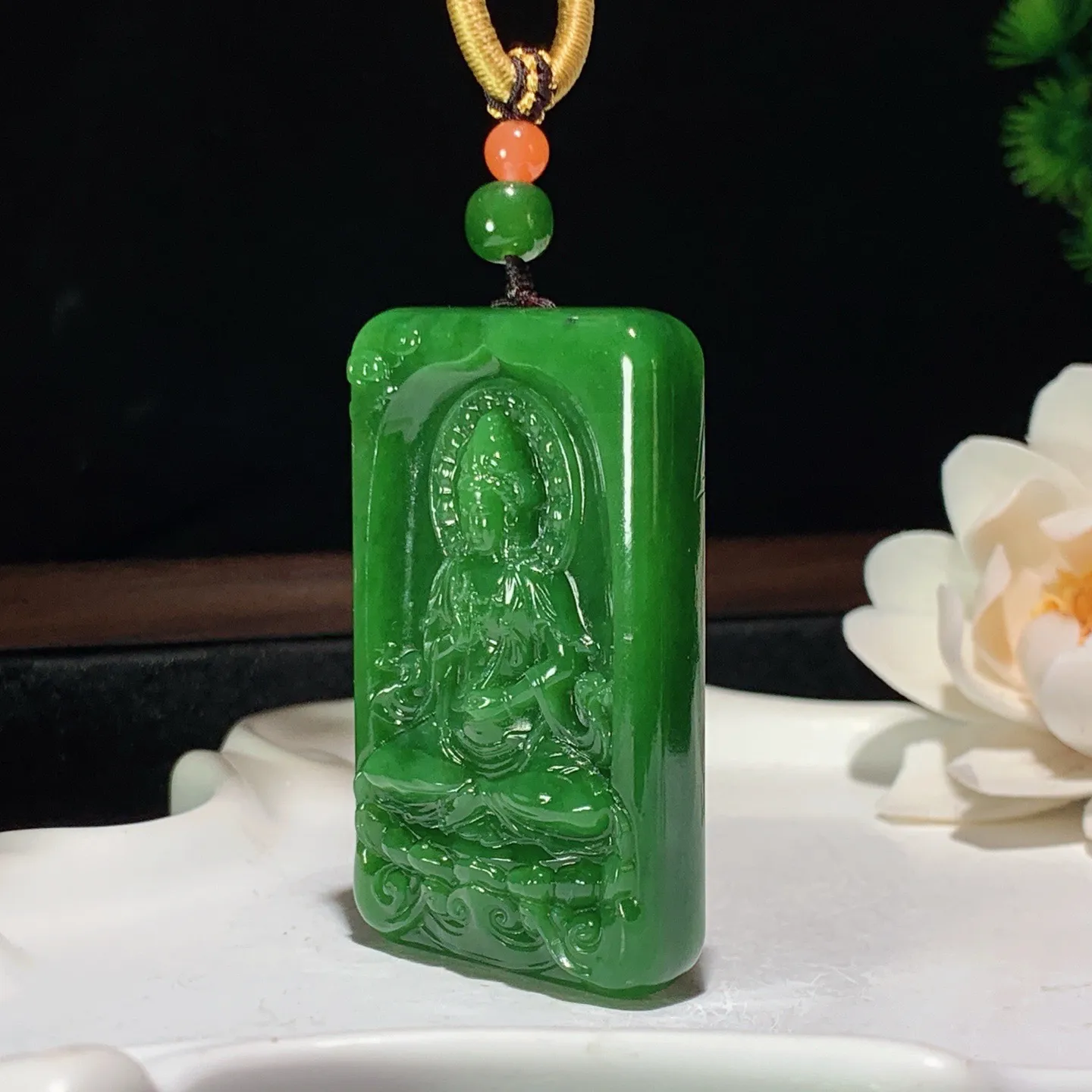 和田玉阳绿俄罗斯碧玉坐莲观音牌挂件 尺寸54/33/11重50.5克。玉质细腻油润。手推出油。佩戴高端典雅。lt260127