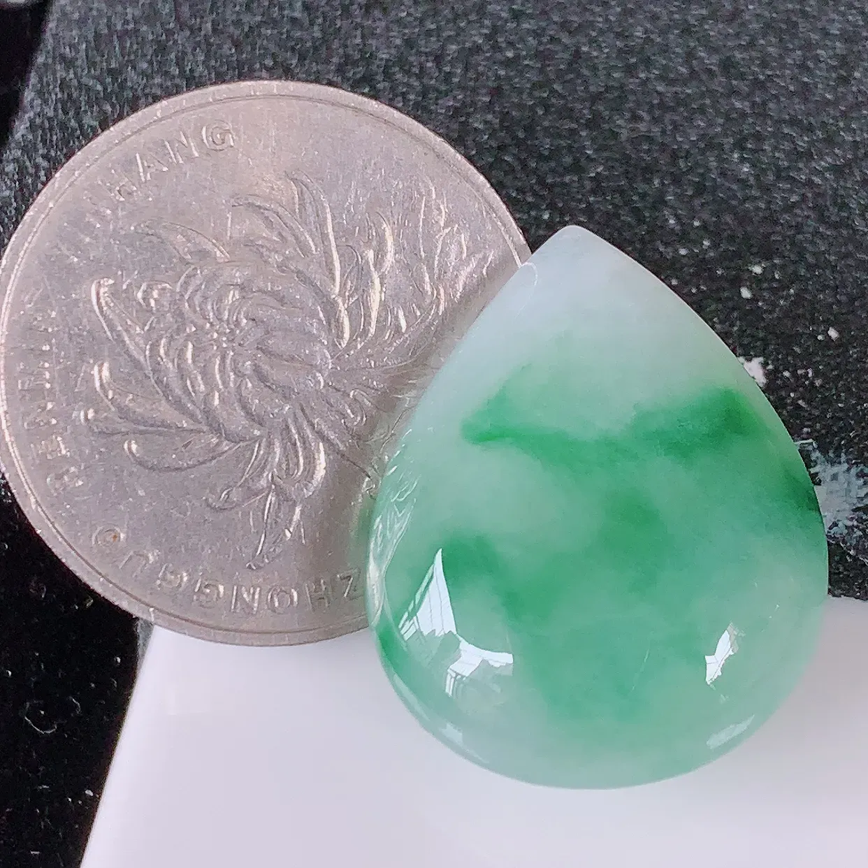 自然光实拍，冰飘花翡翠水滴戒面，蛋面，翠色灵动，玉质细腻，颜色漂亮，品相佳， 镶嵌更靓， 佩戴佳品！#94.16