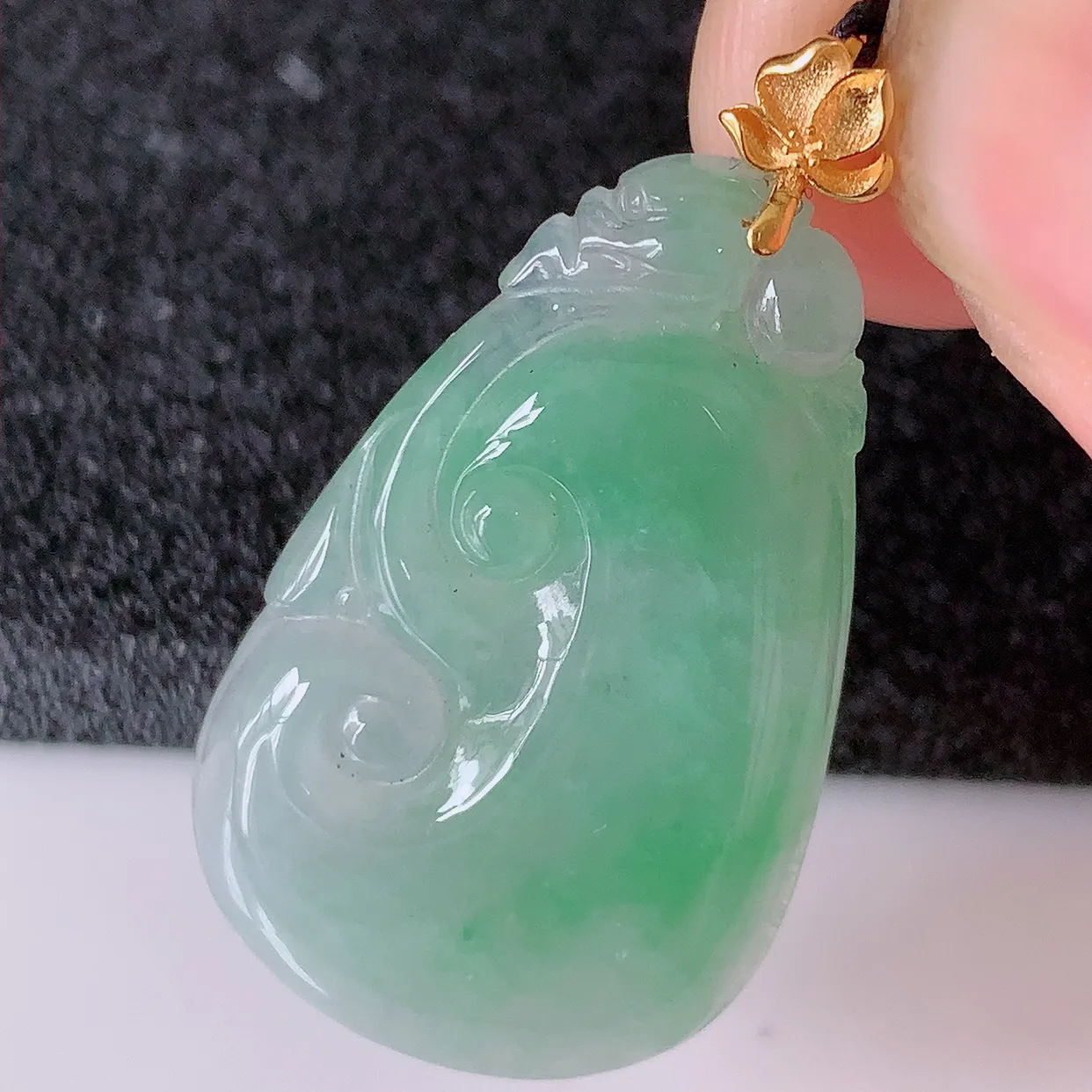 18K金镶嵌冰飘绿翡翠如意吊坠，简单的镶嵌设计、让玉坠百搭又精致， 寓意着吉祥， 事事如意！#41.