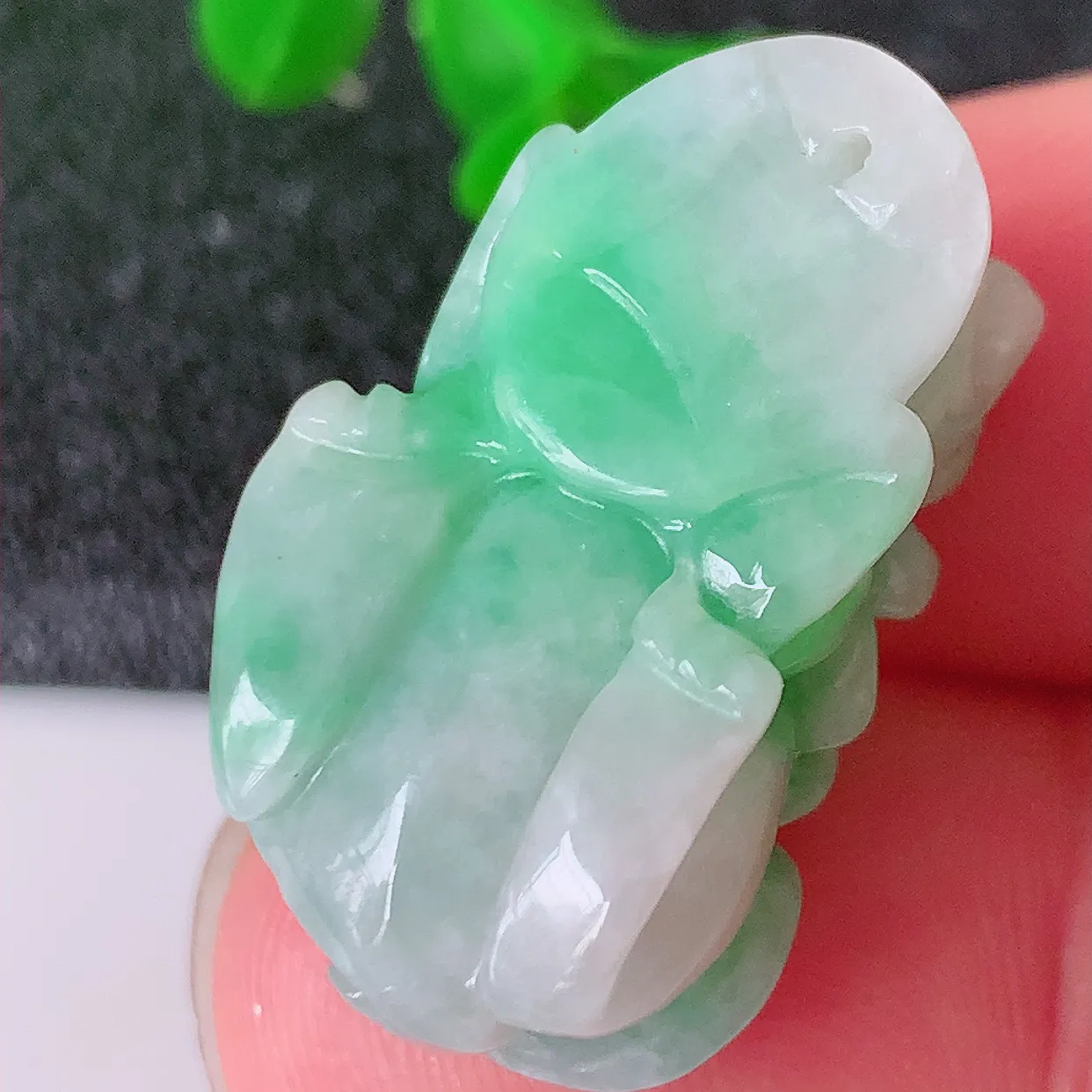 自然光实拍，水润飘绿翡翠招财貔貅吊坠，翠色灵动，玉质细腻，颜色漂亮， 品相佳， 佩戴佳品！#87.16