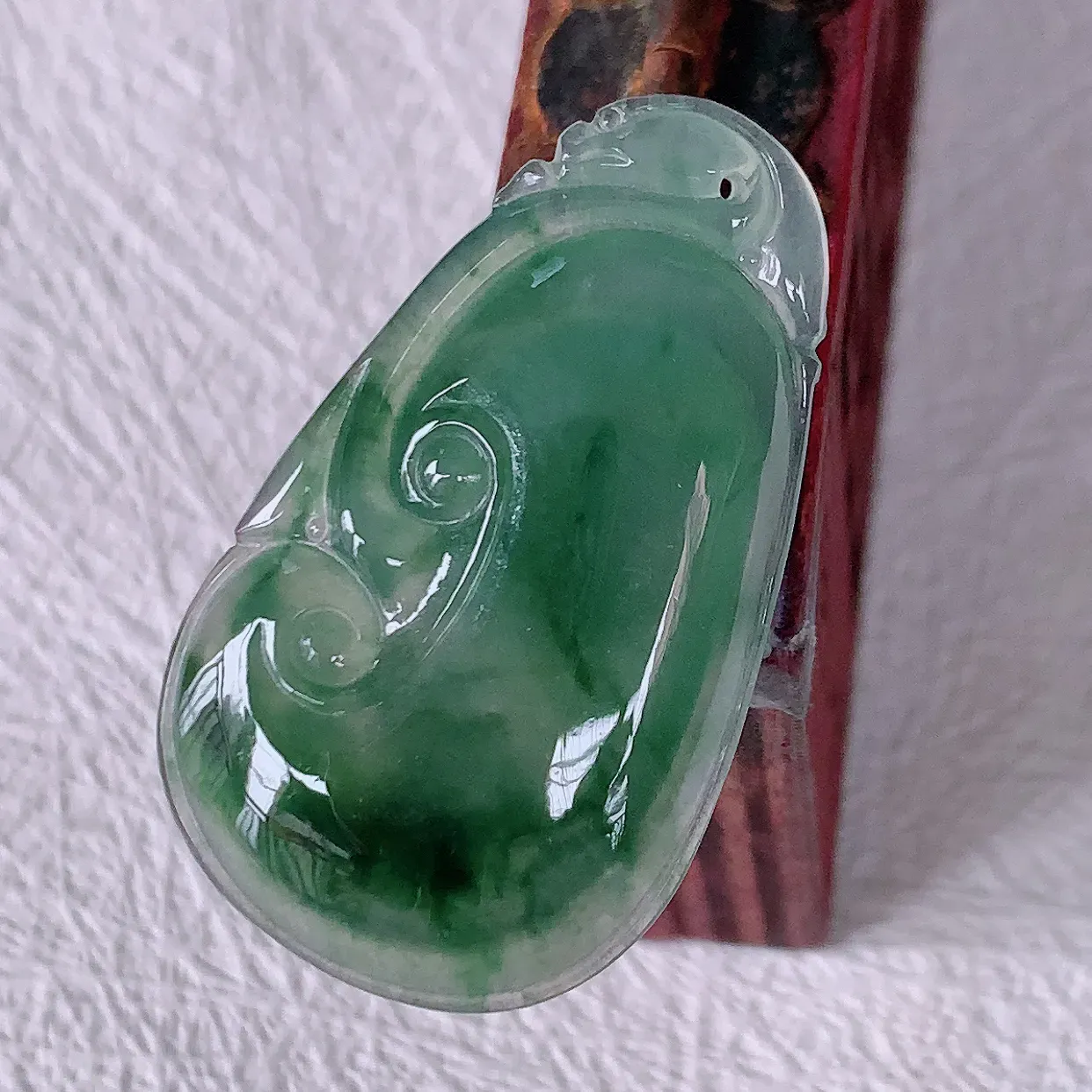 自然光实拍，冰种飘花翡翠如意吊坠，上身效果非常美，饱满大气，工艺美，万事如意如意一生 #01.22