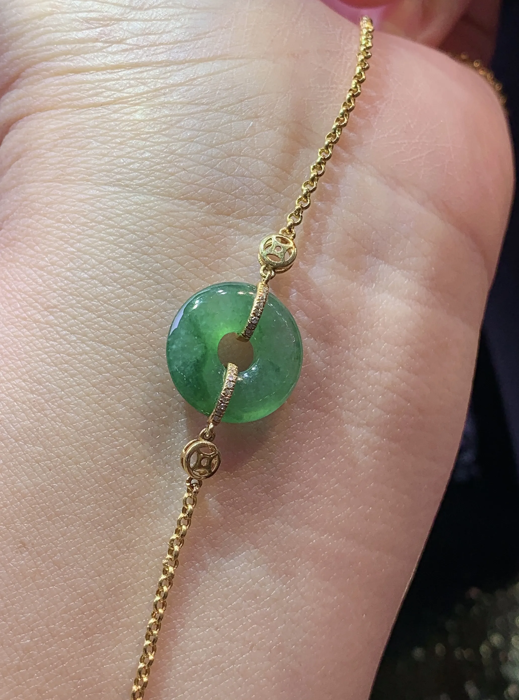 18k金镶嵌飘绿平安扣手链 玉质细腻 色泽清新艳丽 整体尺寸13.7*3.3