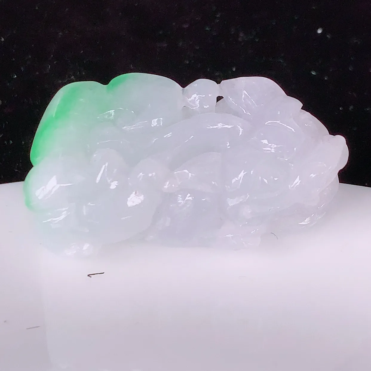 自然光实拍，飘绿翡翠招财貔貅吊坠，民间有“一摸貔貅运程旺盛，再摸貔貅财运滚滚三摸貔貅平步青云 ”的美好祝愿。#81.22