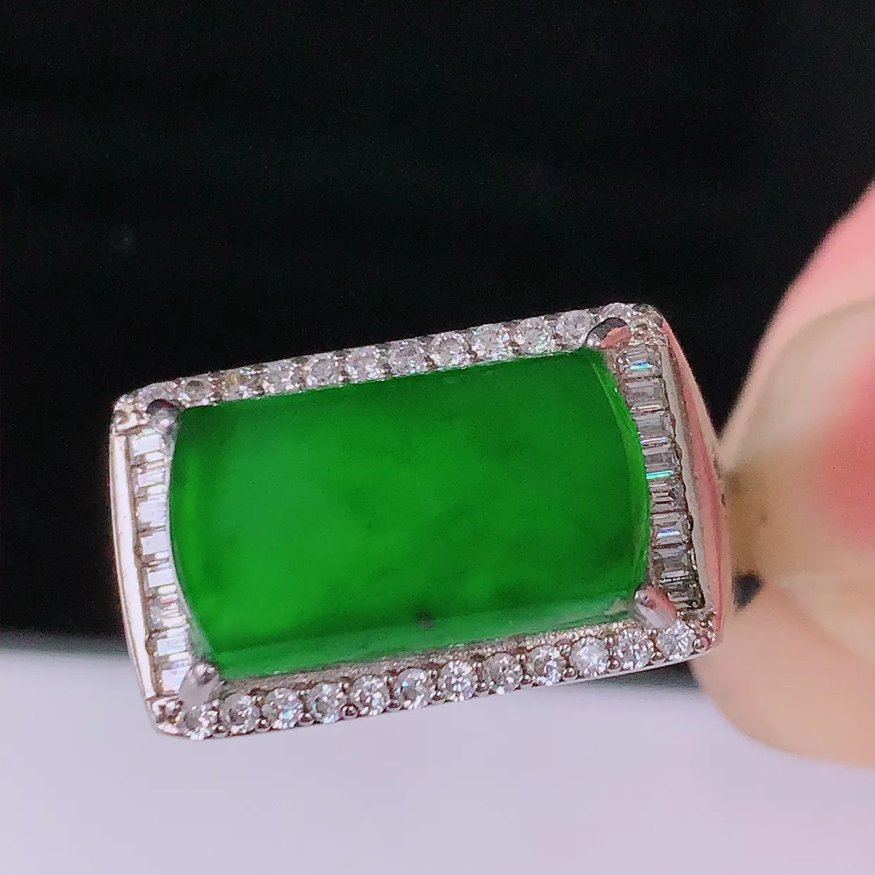 冰透满绿翡翠925银镶嵌马鞍戒指，自然光实拍，翠色灵动，颜色漂亮，种老水足，品相佳，佩戴佳品！#97.22（圈口可调大小）整体30*19.5*6.5 *裸石15.8*9