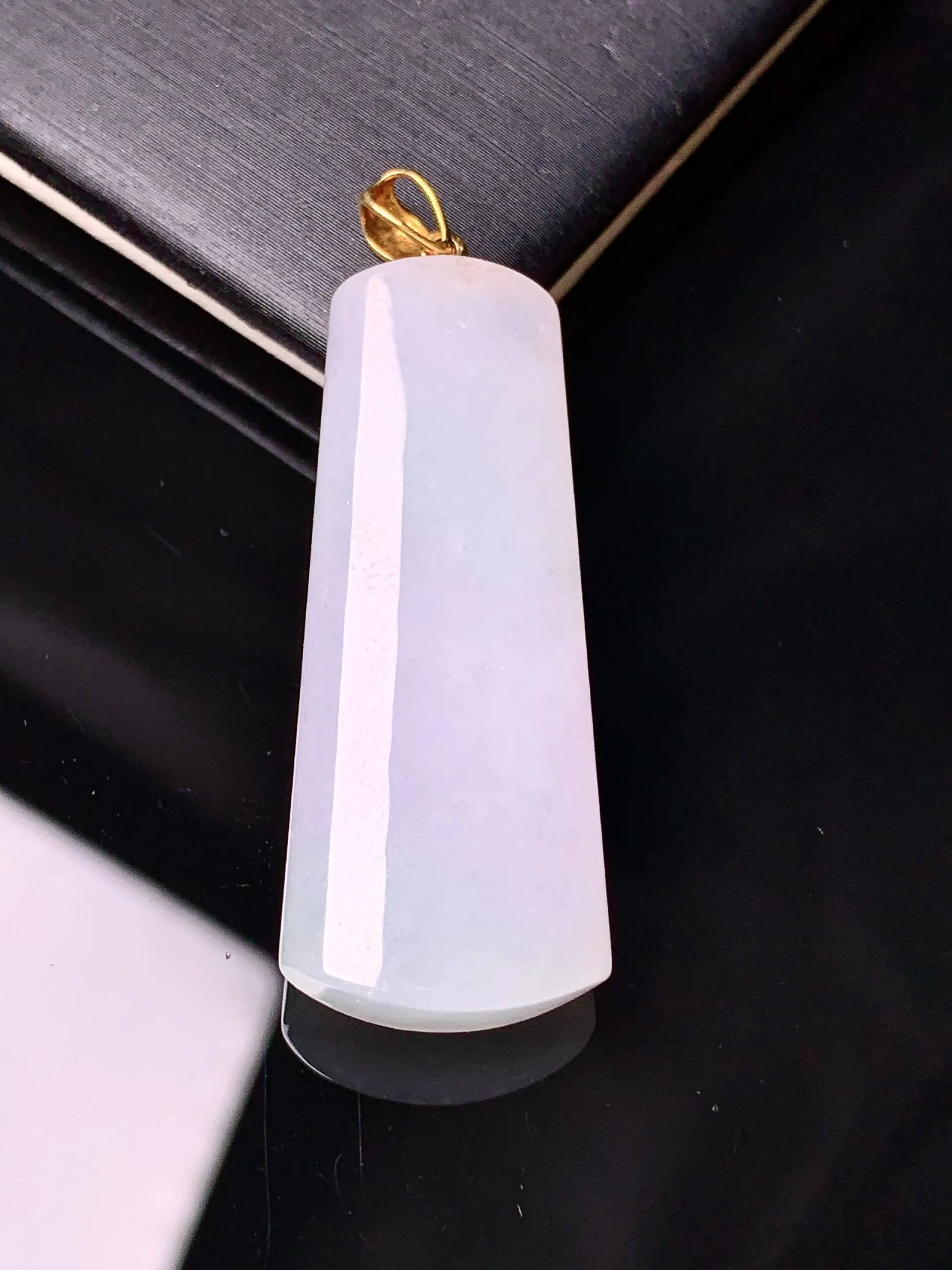 18k金镶嵌飘绿玉柱吊坠 玉质细腻 色泽清新艳丽 整体尺寸42.3*14.7*7