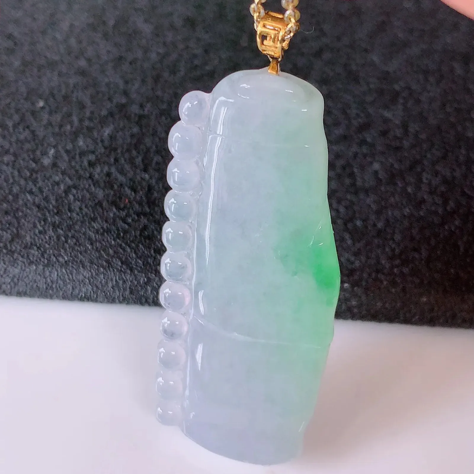 自然光实拍，18K金镶嵌冰春带彩翡翠竹节吊坠。竹节寓意“节节高，官运亨通，前程似锦，水润莹泽，清秀高雅，佩戴精美！#41.22