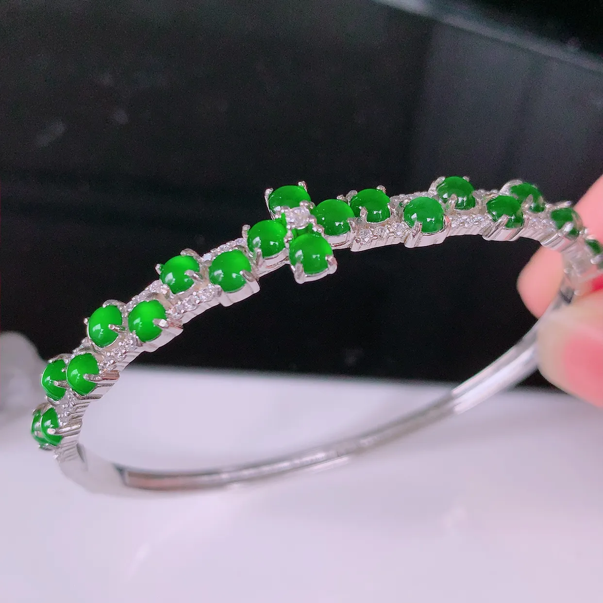 59-60圈口，冰透满绿翡翠925银镶嵌手镯，自然光实拍，翠色灵动，颜色漂亮，种老水足，品相佳，佩戴佳品！#97.22（圈口可调大小）整体59.5*49* 10-5.5