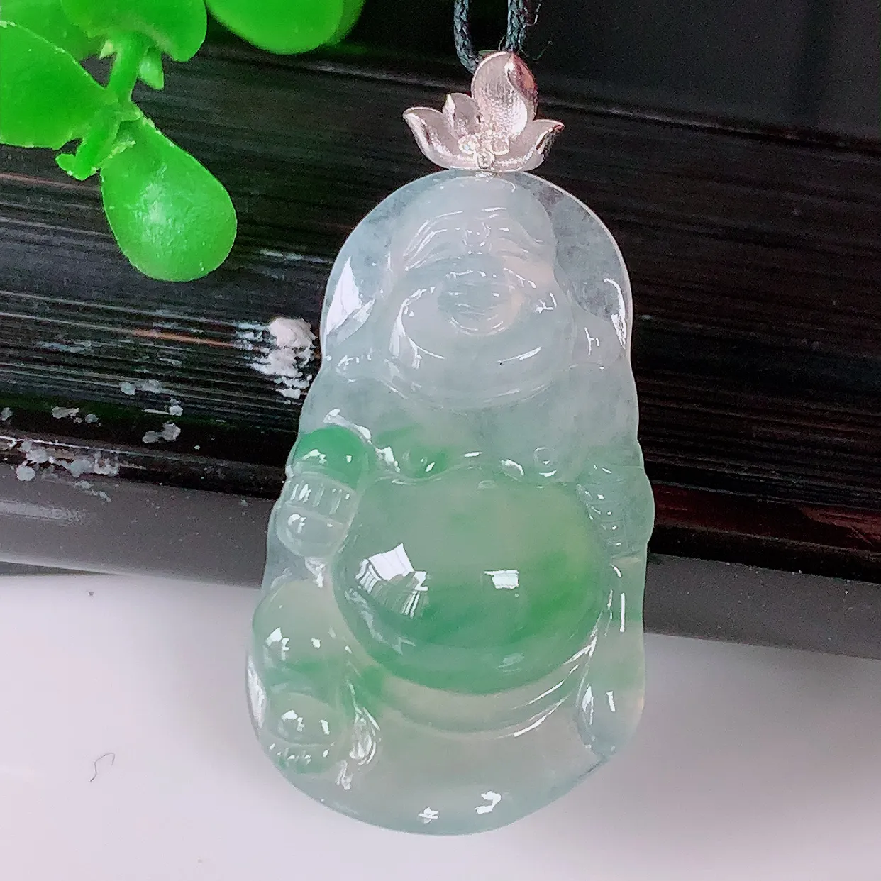 自然光实拍，18K金镶嵌冰种飘绿翡翠逍遥布袋佛吊坠，代代有钱，水足丰盈，盈满欢喜， 配戴送礼佳品！#1.22整体32.8裸石28*17*5.5